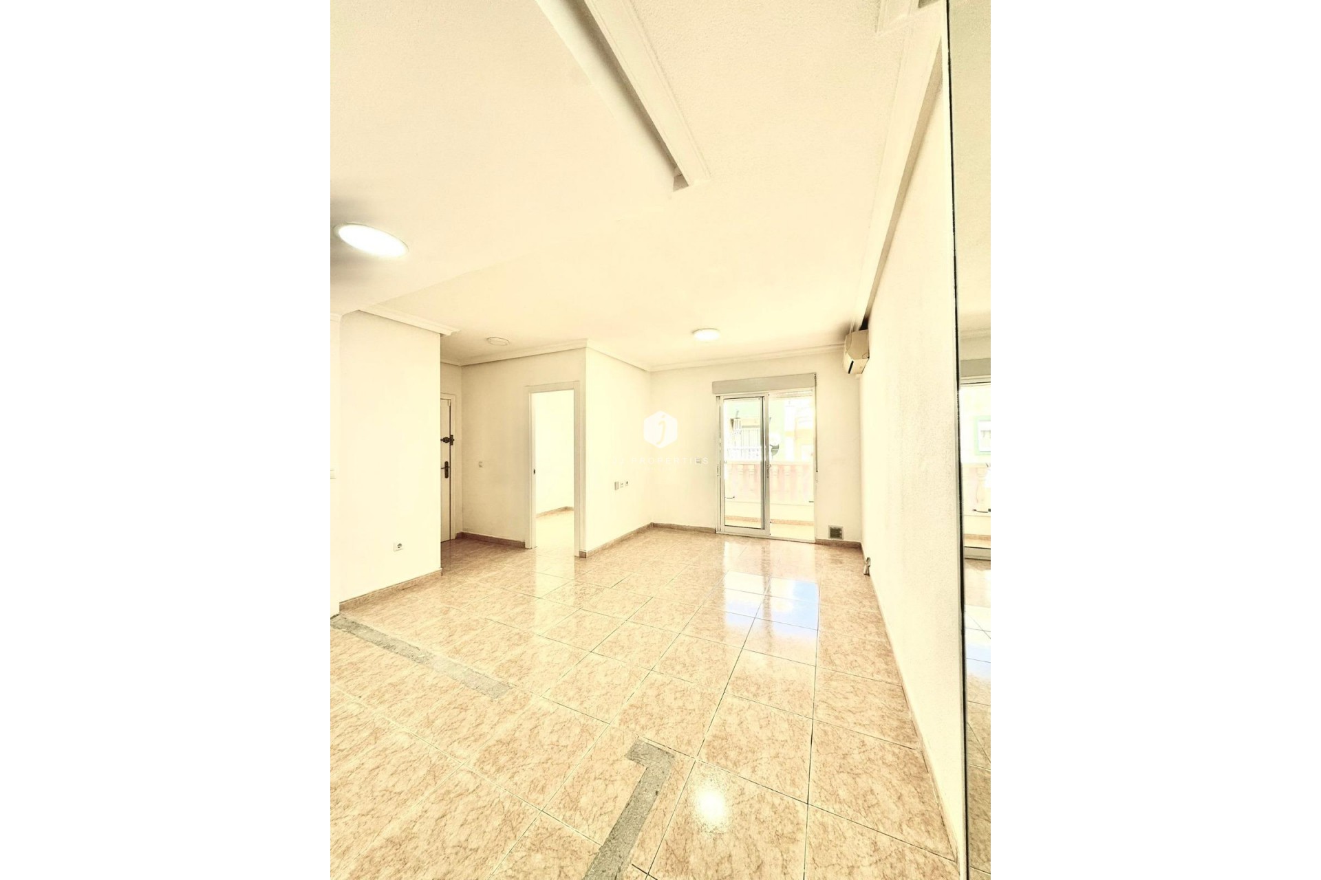 Resale - Apartment / flat -
Torrevieja - Centro