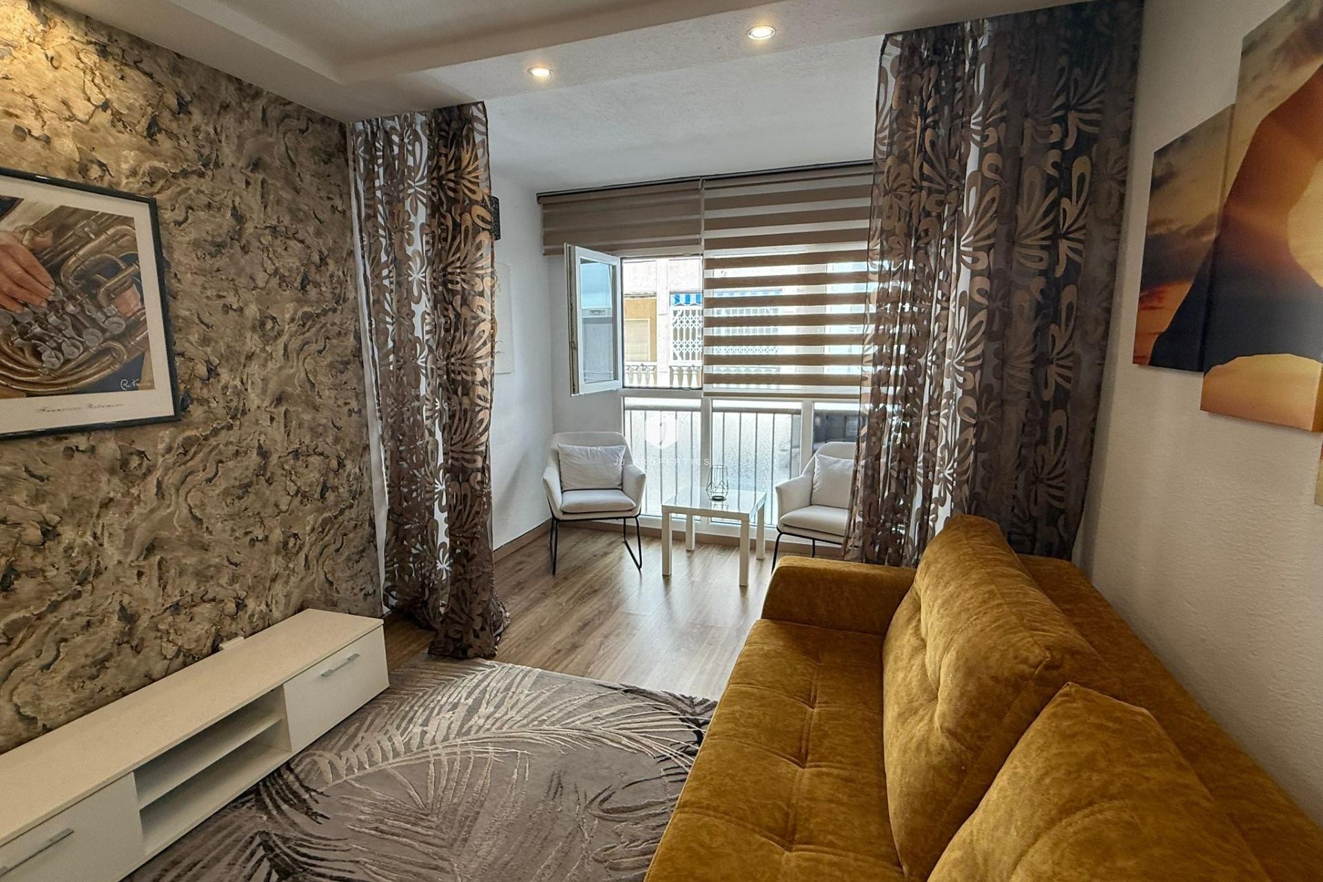 Resale - Apartment / flat -
Torrevieja - Centro