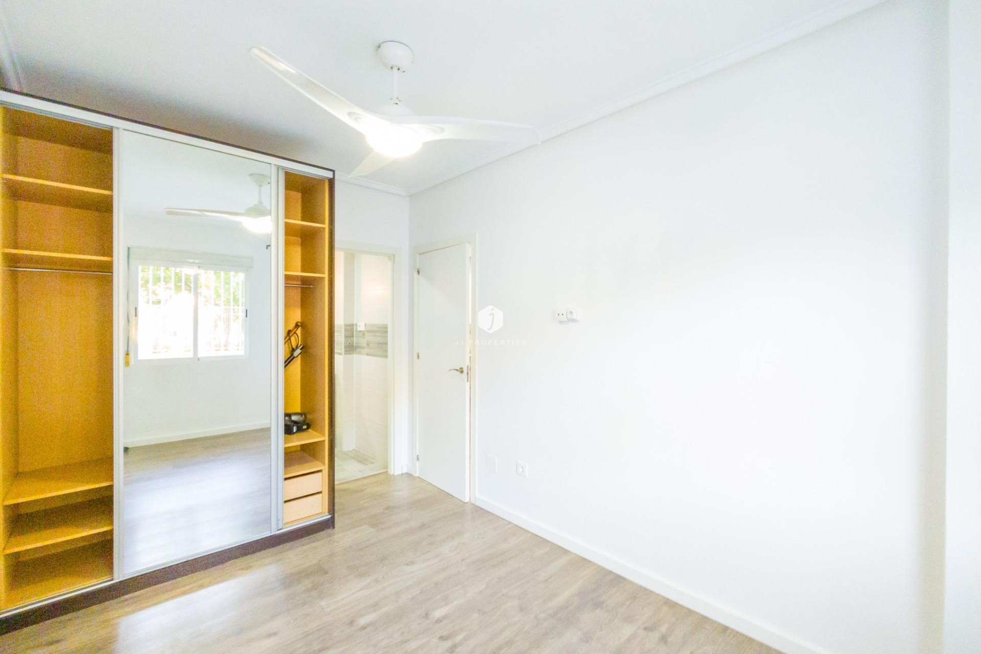 Resale - Apartment / flat -
Torrevieja - Estacion de autobuses