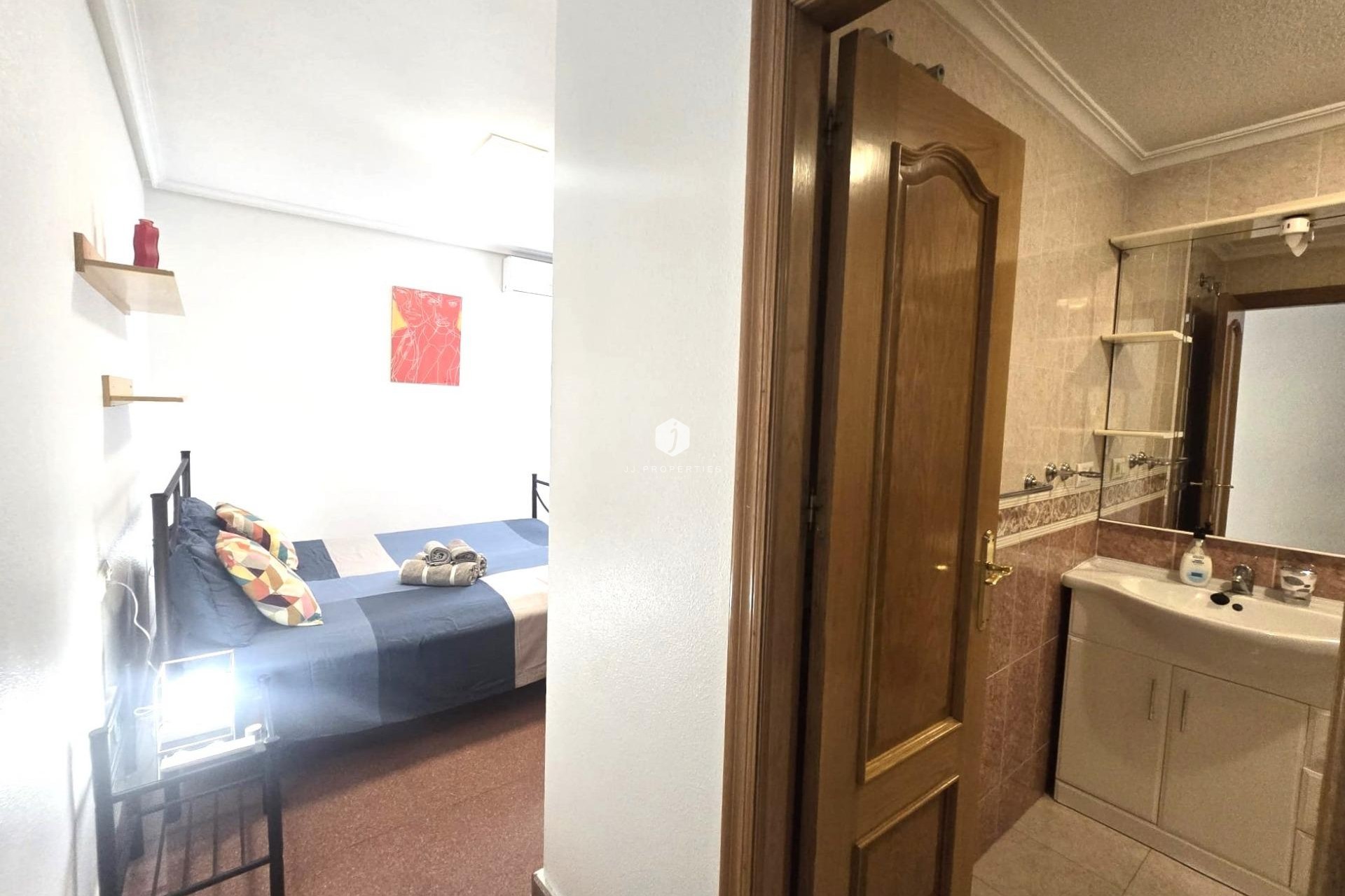 Resale - Apartment / flat -
Torrevieja - Las Piscinas Naturales