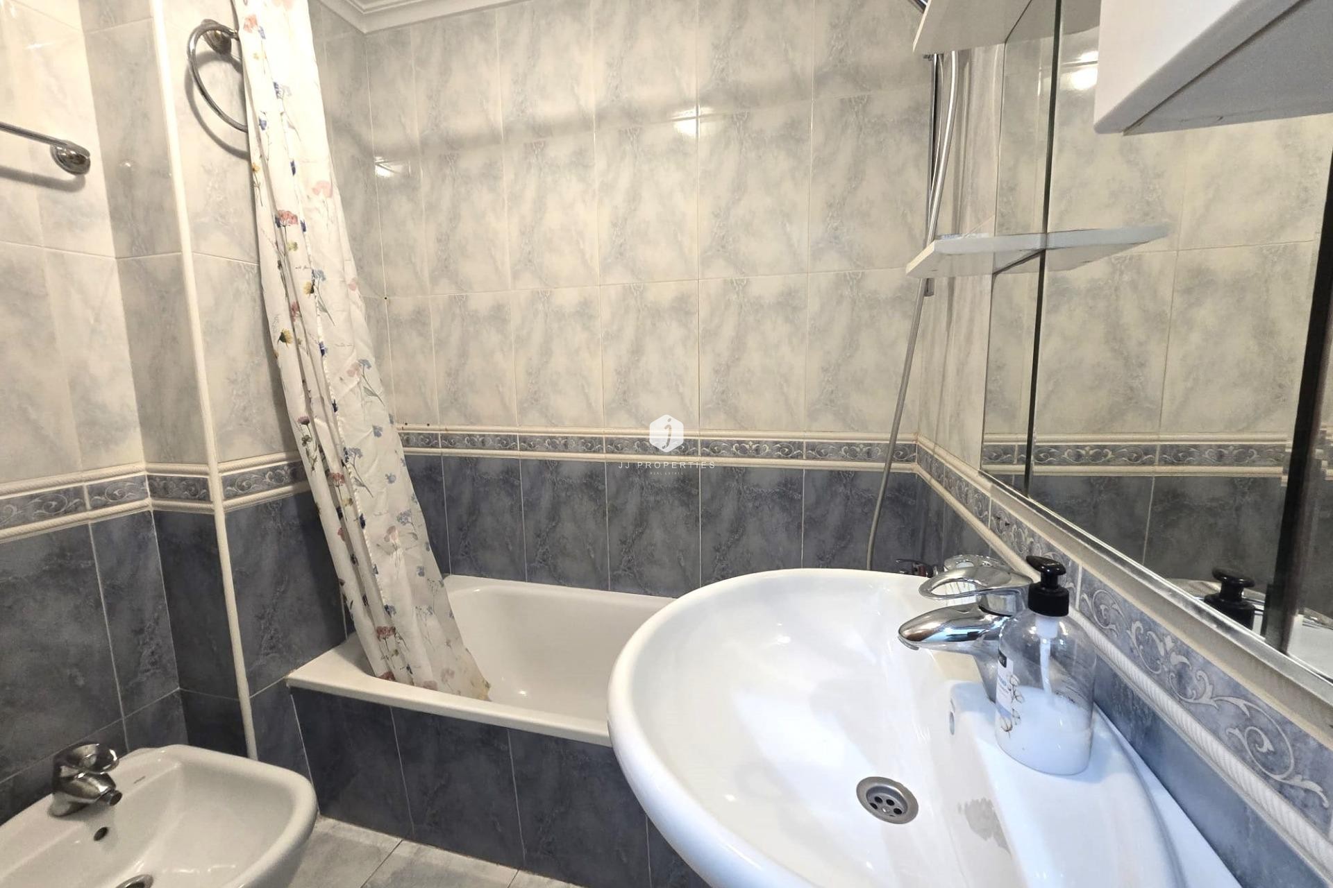 Resale - Apartment / flat -
Torrevieja - Las Piscinas Naturales