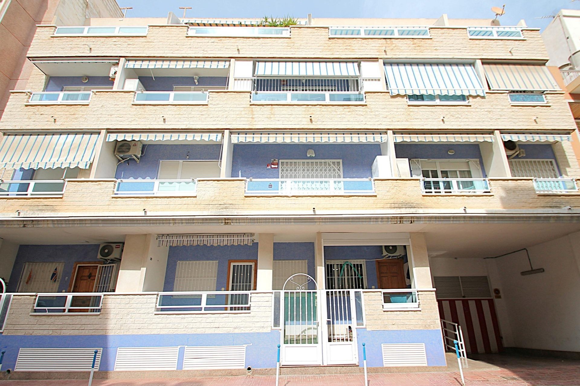 Resale - Apartment / flat -
Torrevieja - Las Piscinas Naturales