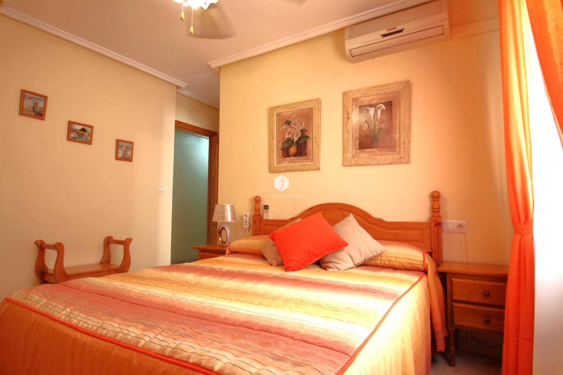 Resale - Apartment / flat -
Torrevieja - Las Piscinas Naturales
