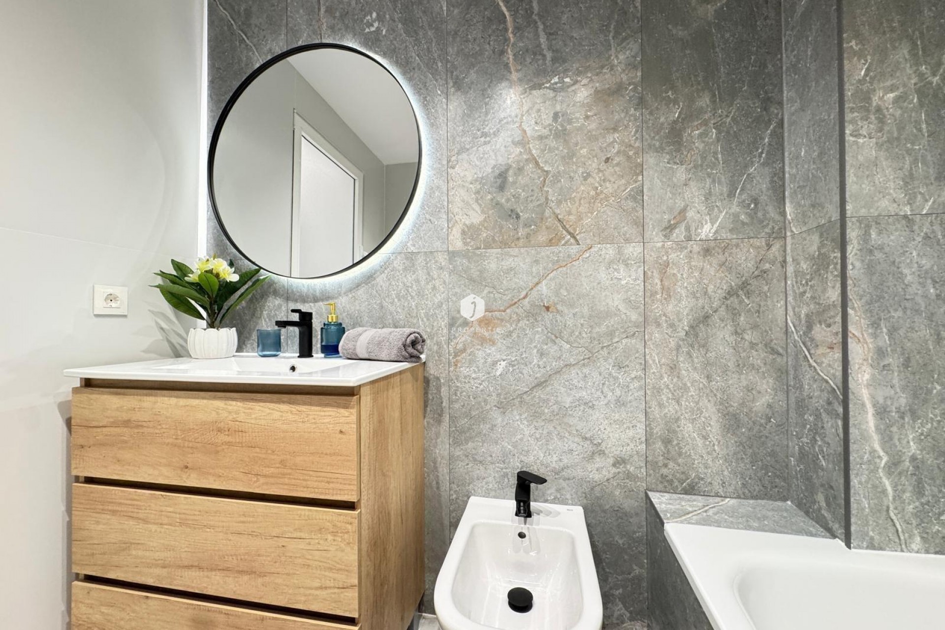 Resale - Apartment / flat -
Torrevieja - Playa de los Locos