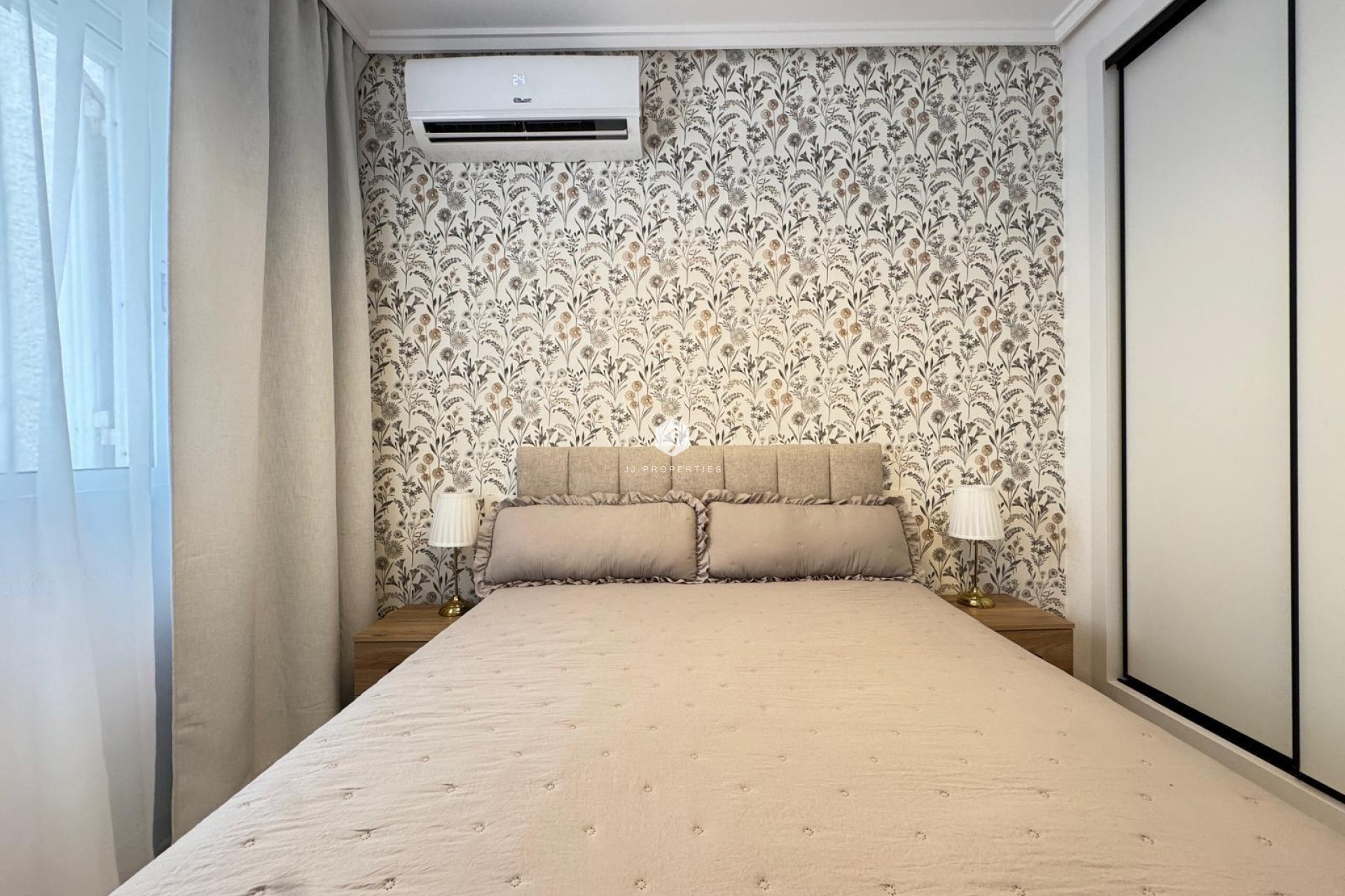 Resale - Apartment / flat -
Torrevieja - Playa de los Locos