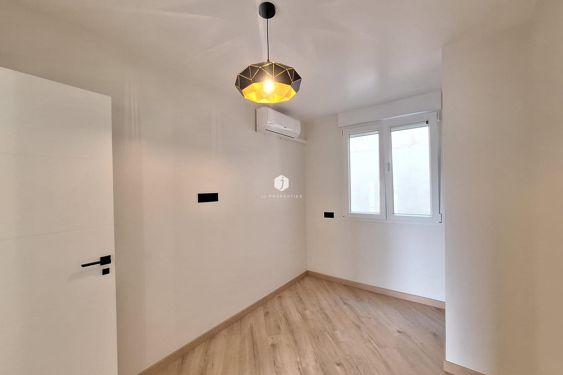 Resale - Apartment / flat -
Torrevieja - Playa de los Locos