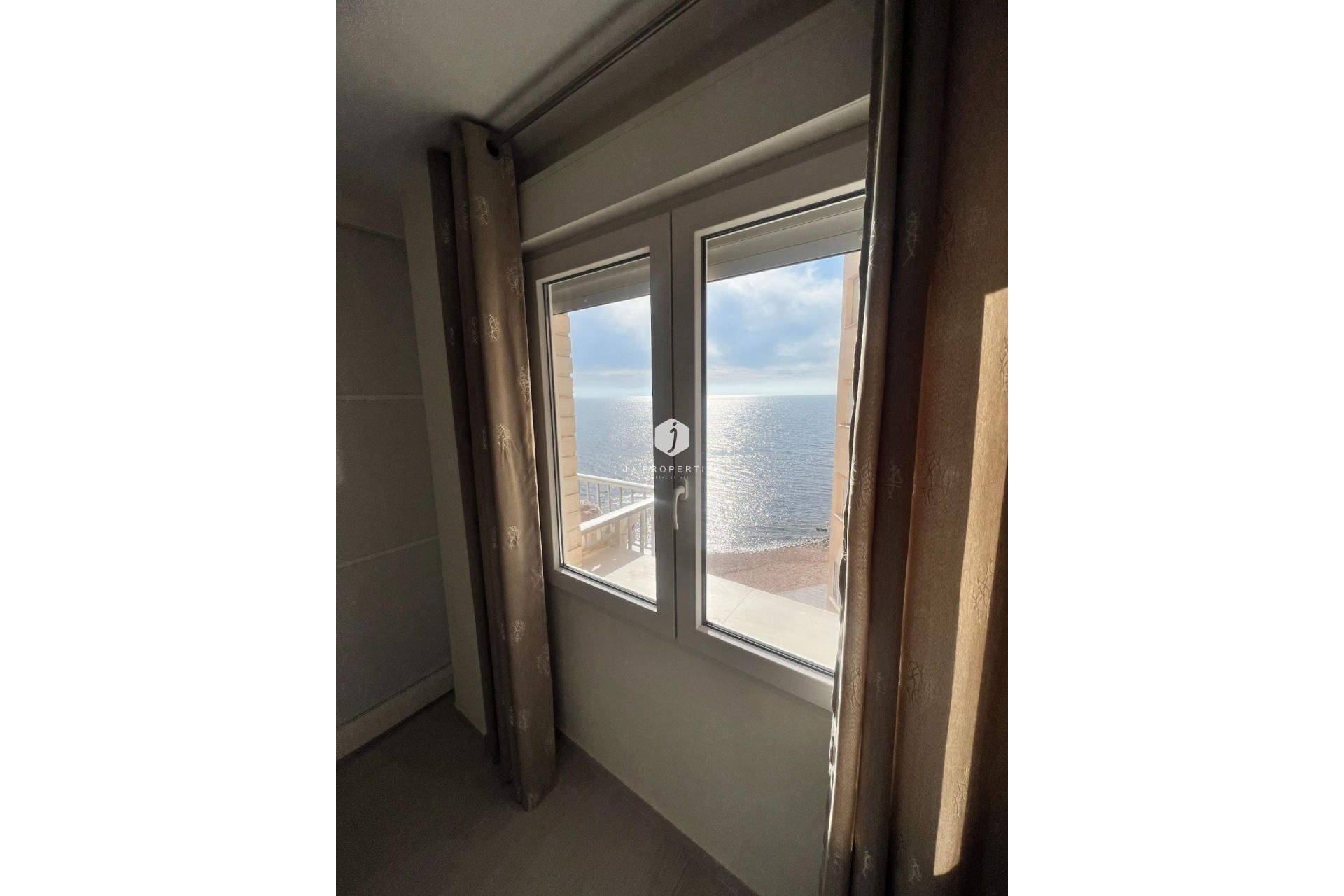 Resale - Apartment / flat -
Torrevieja - Playa del Cura