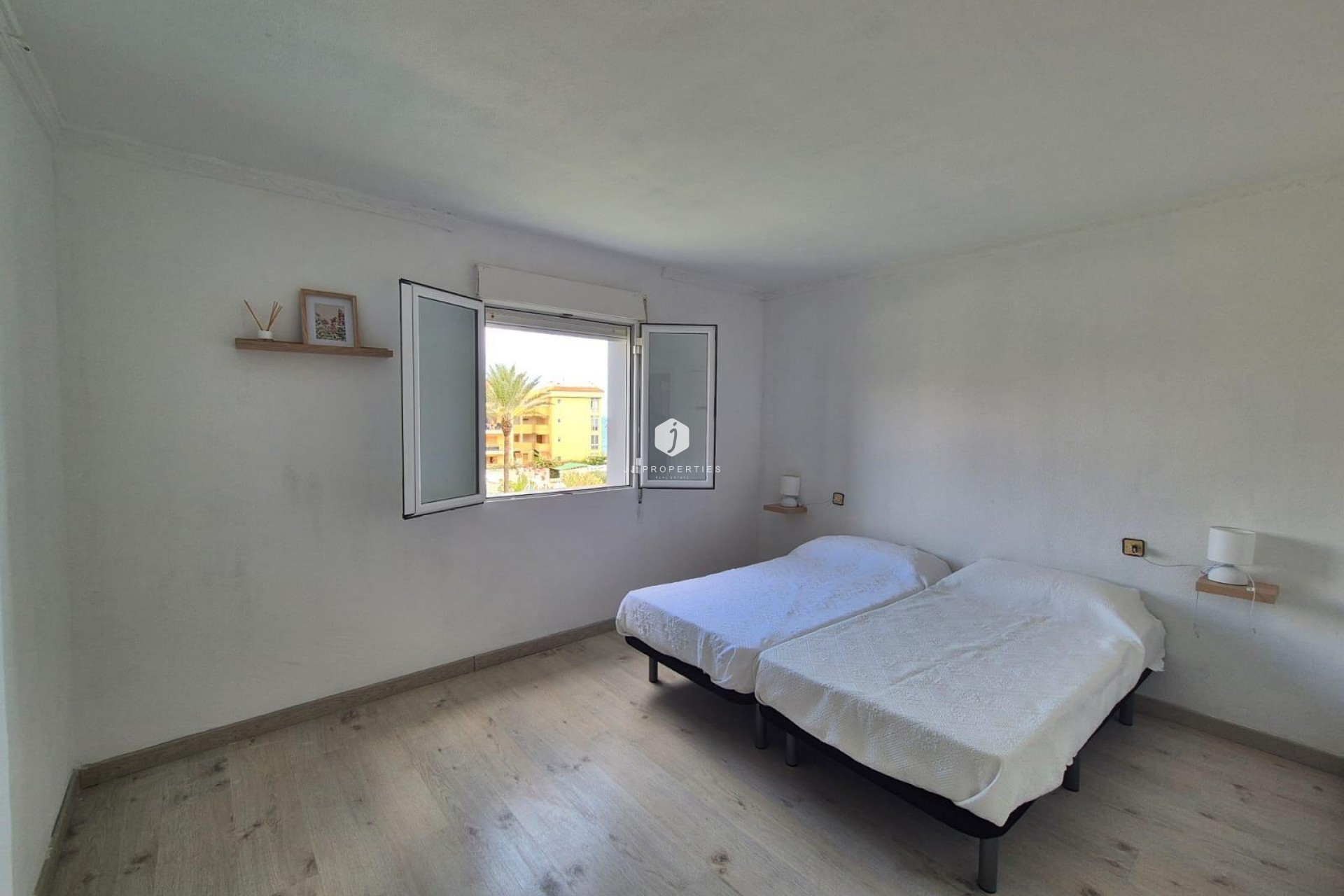 Resale - Apartment / flat -
Torrevieja - Punta prima