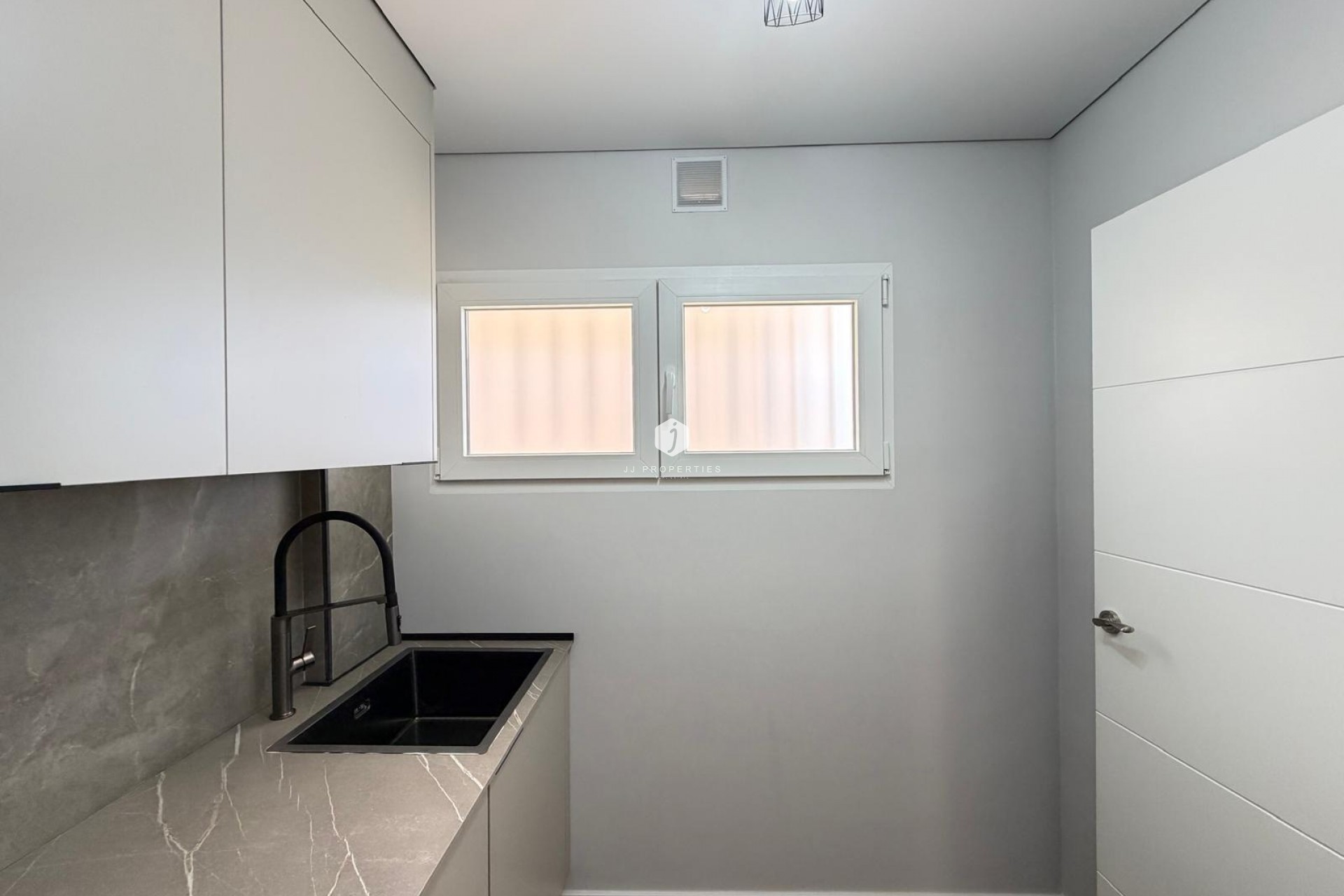 Resale - Apartment / flat -
Torrevieja - Punta prima