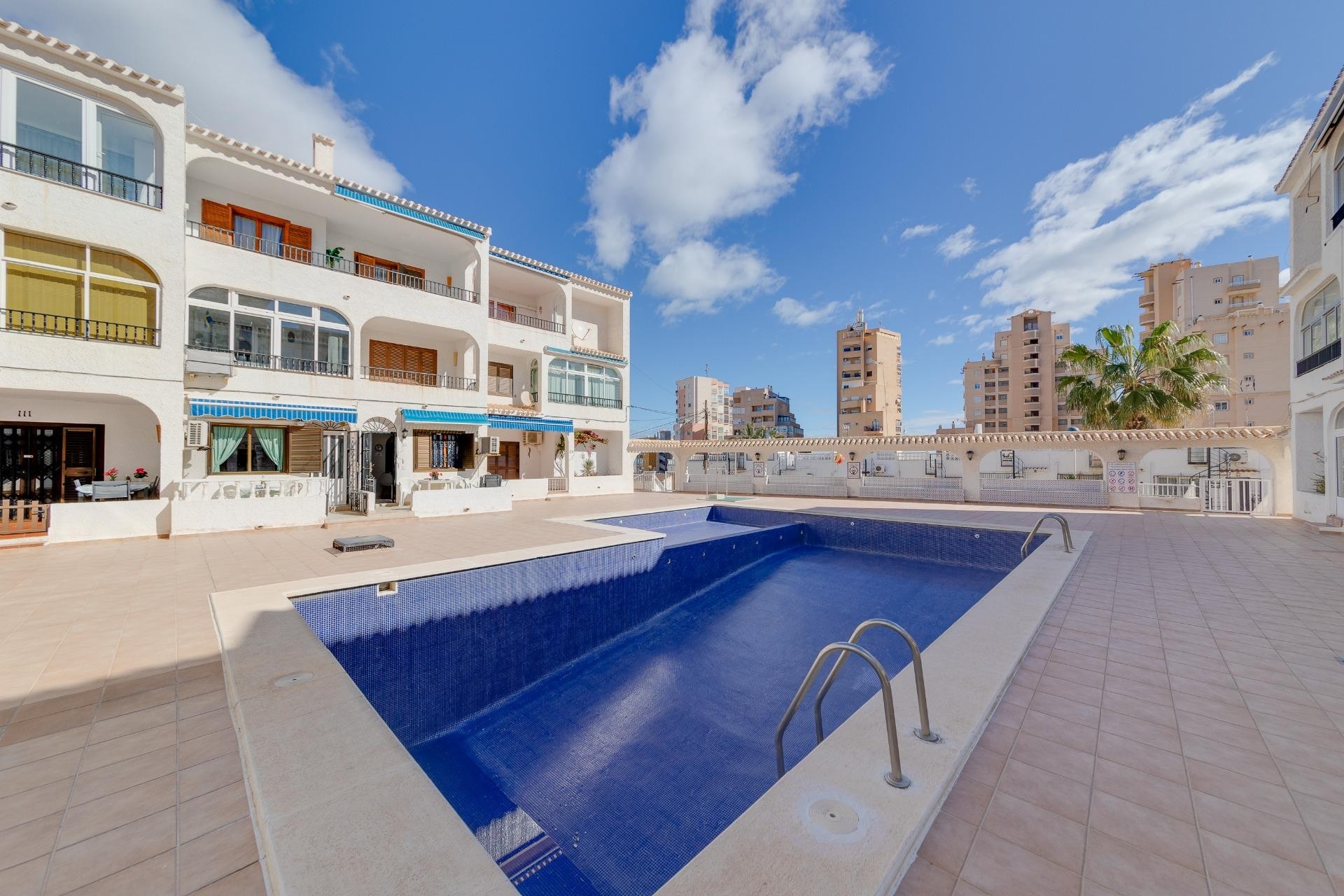 Resale - Apartment / flat -
Torrevieja - Torre la mata