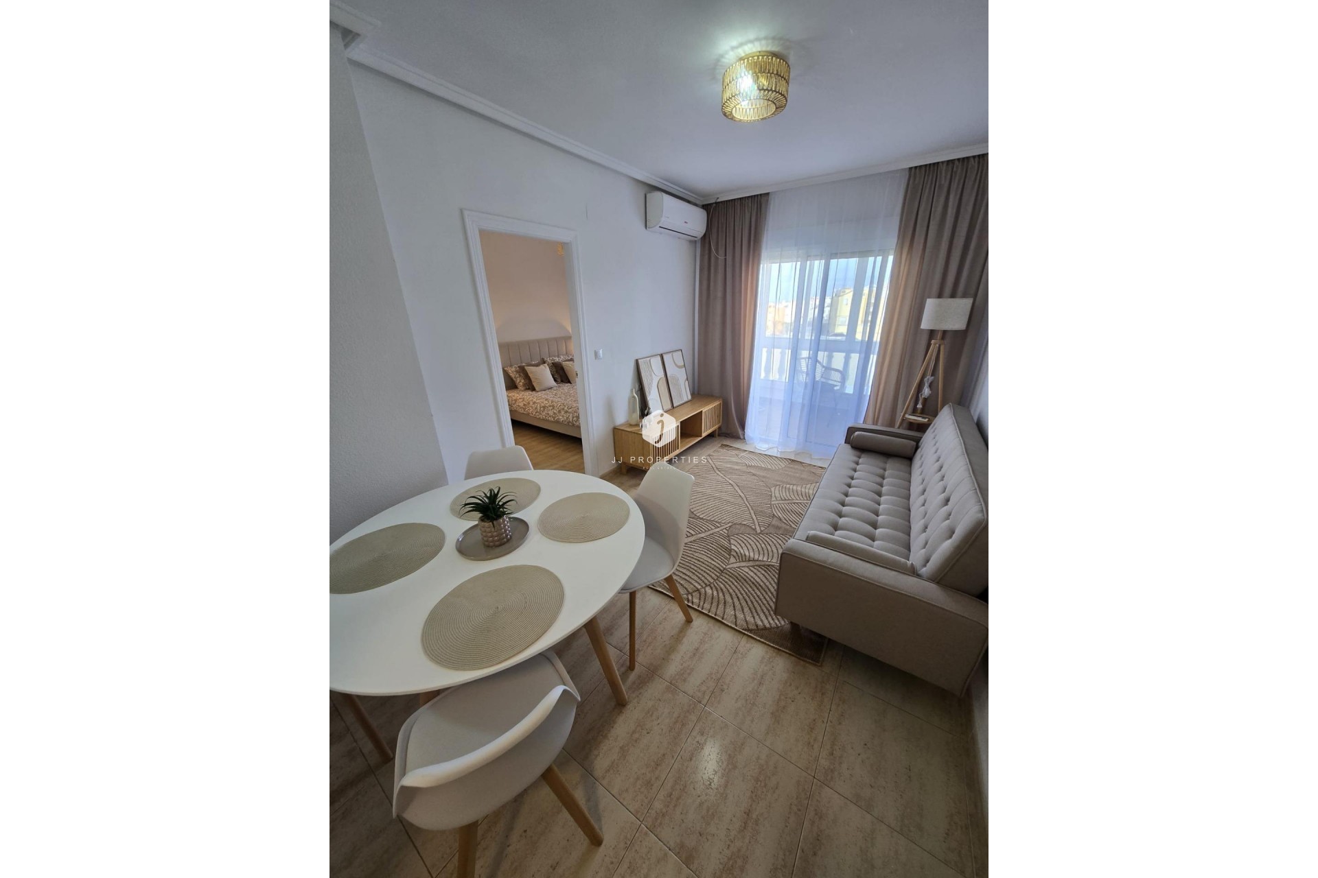 Resale - Apartment / flat -
Torrevieja - Torreblanca