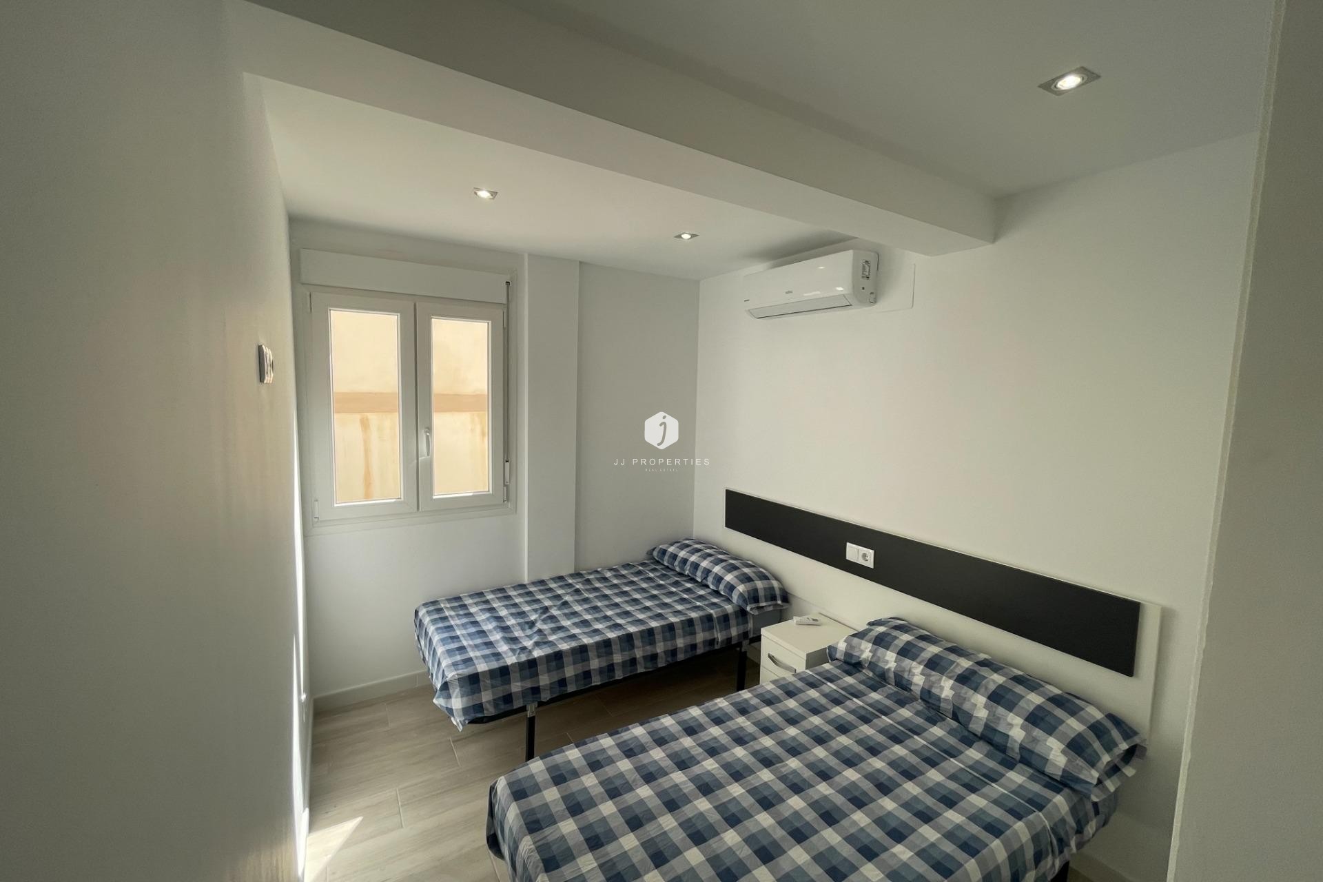 Resale - Bungalow -
Orihuela Costa - La Regia