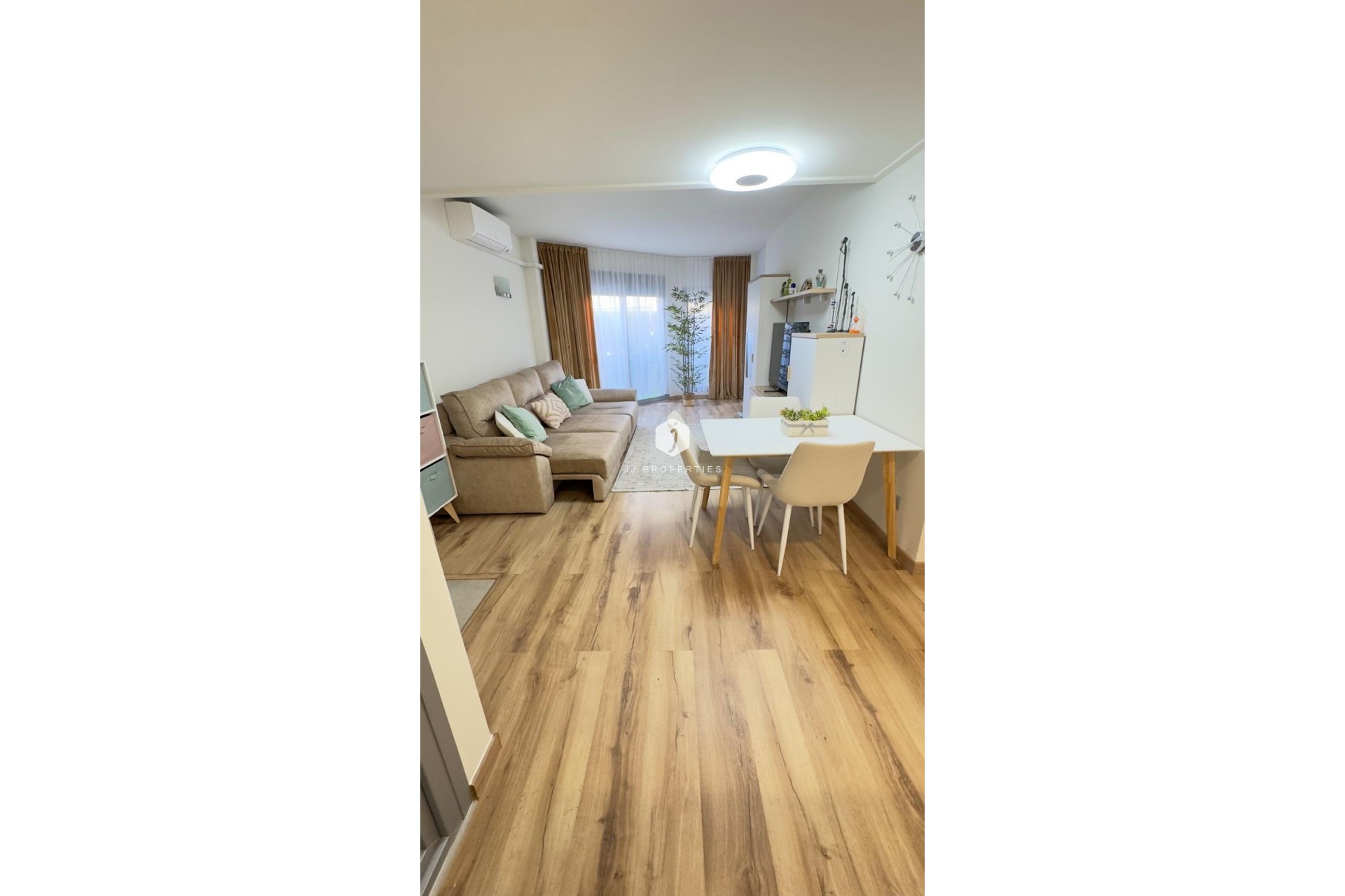 Resale - Bungalow -
Torrevieja - Costa Blanca