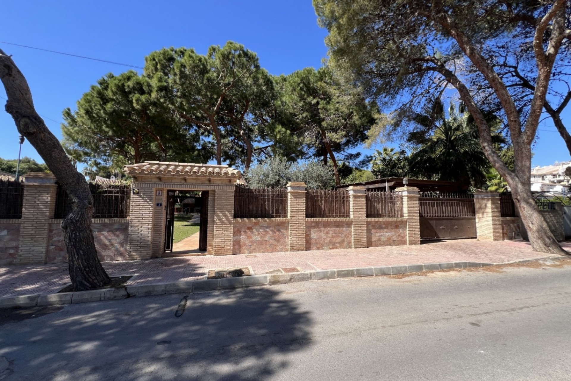 Resale - Chalet -
Orihuela Costa - Costa Blanca