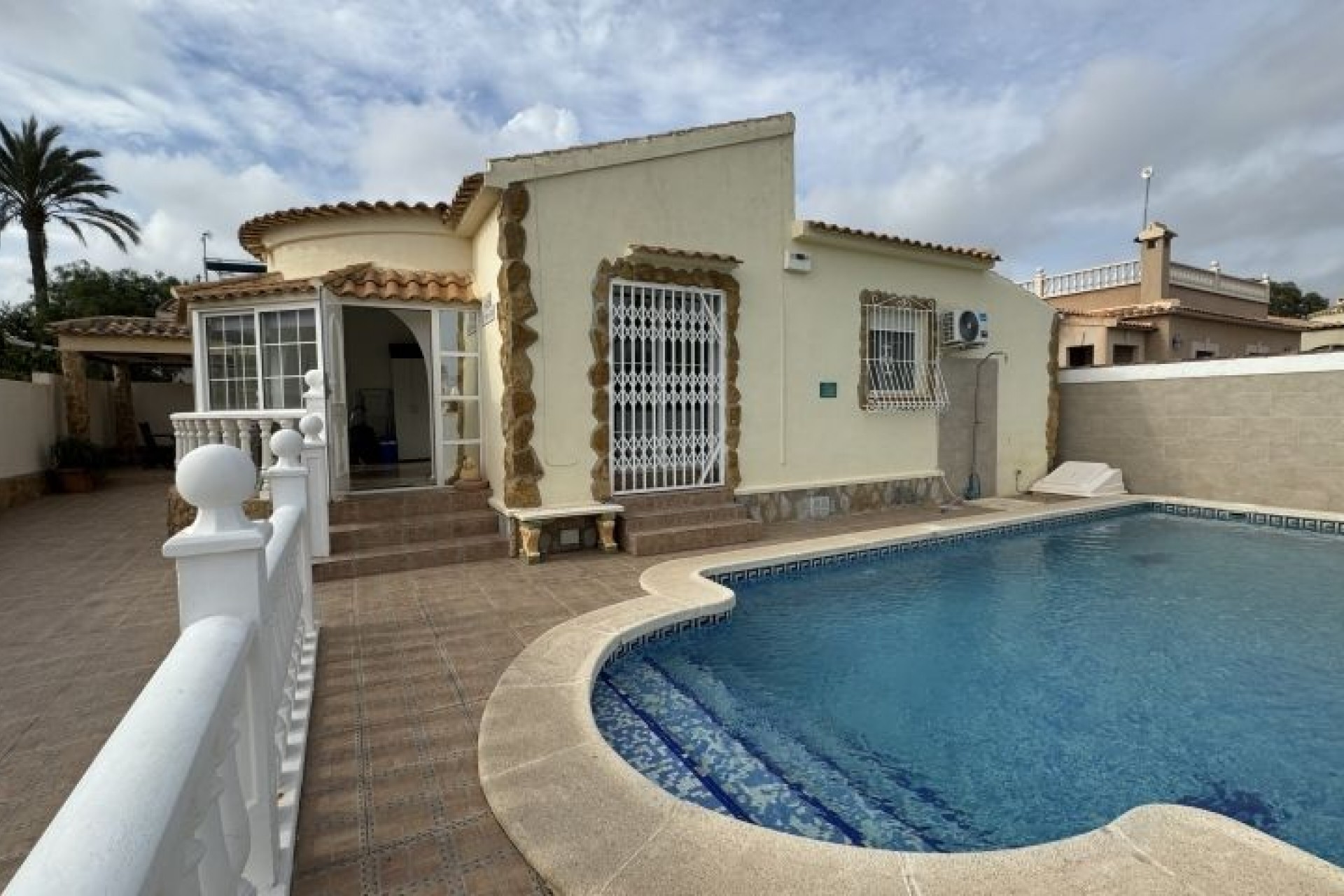 Resale - Chalet -
Orihuela Costa - Costa Blanca