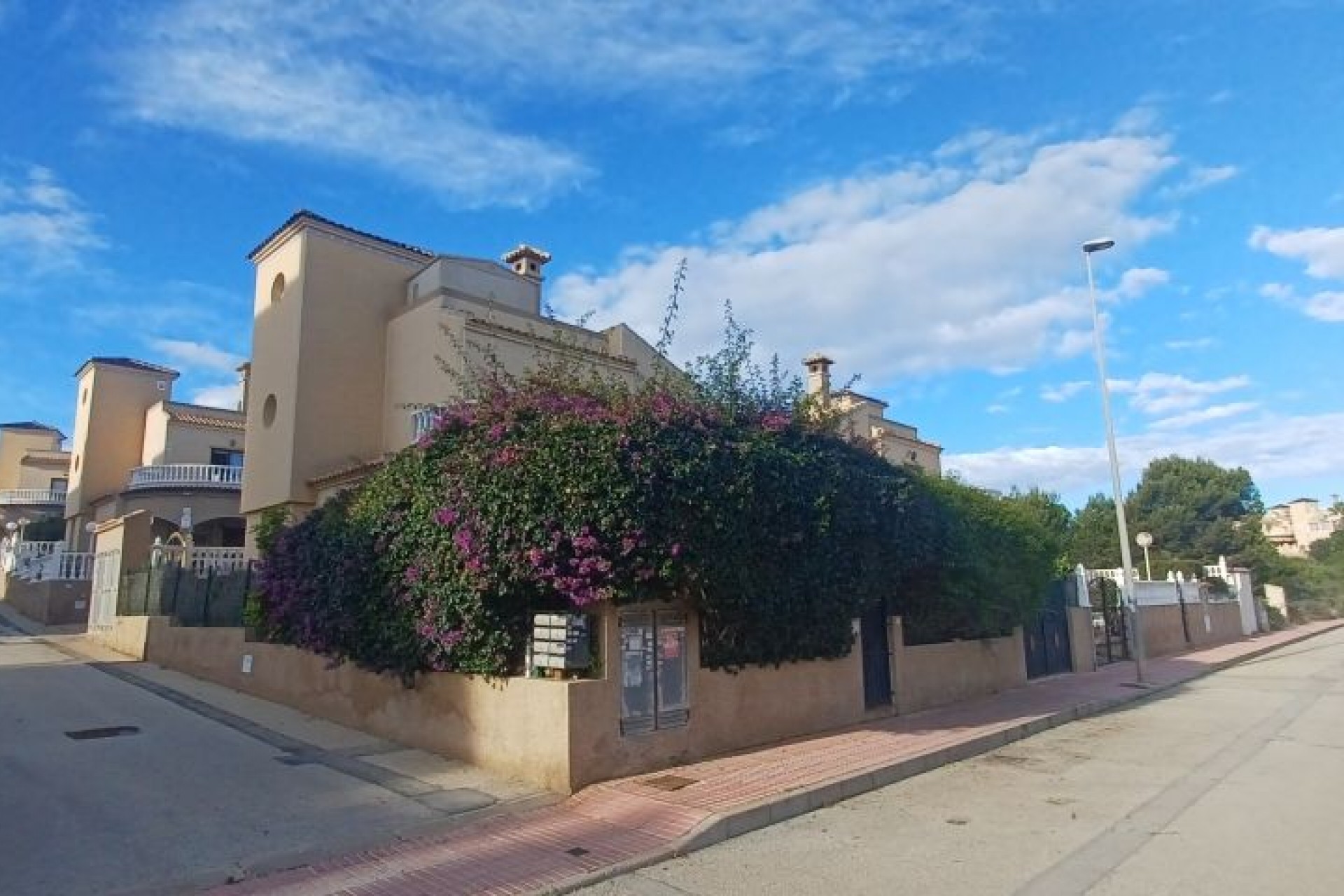 Resale - Chalet -
Orihuela Costa - Costa Blanca