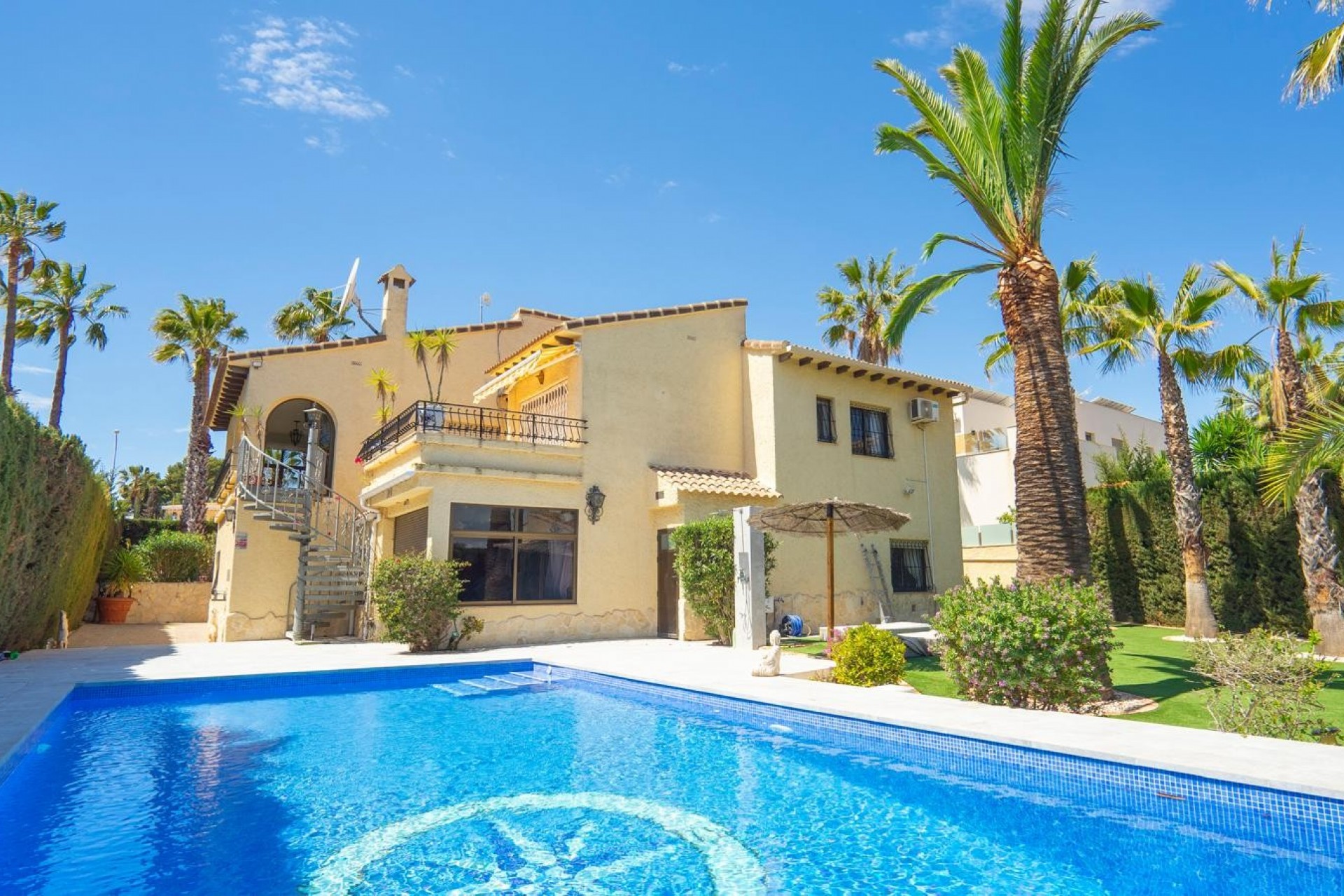 Resale - Chalet -
Orihuela Costa - Costa Blanca