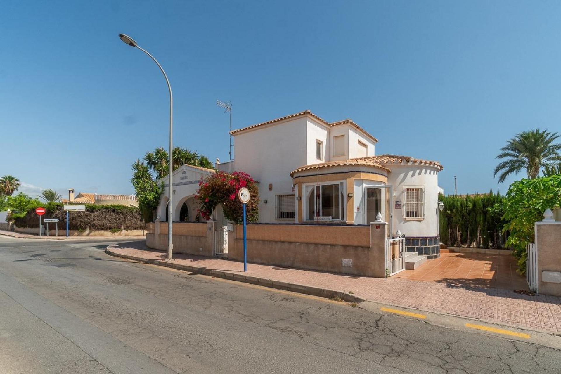 Resale - Chalet -
Orihuela Costa - La Florida