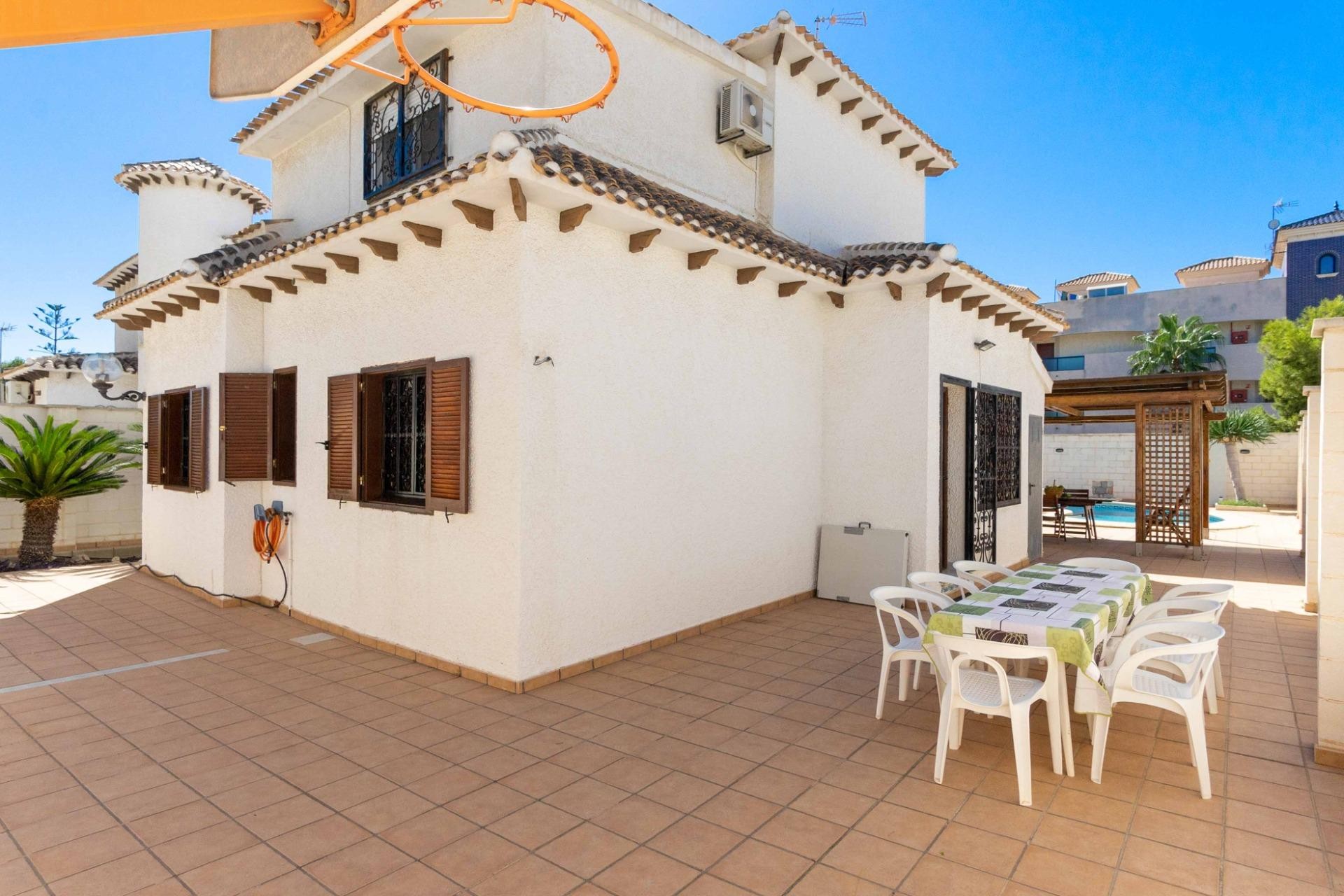 Resale - Chalet -
Orihuela Costa - La Zenia