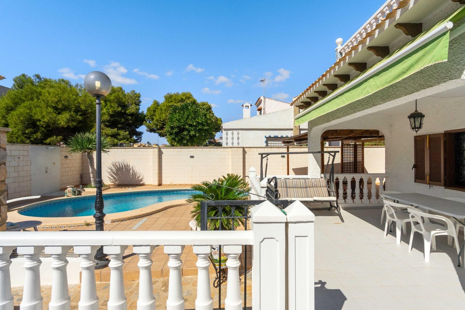 Resale - Chalet -
Orihuela Costa - La Zenia