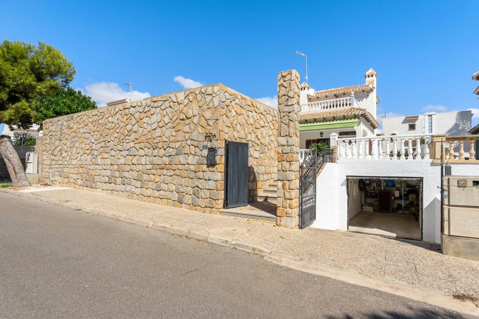 Resale - Chalet -
Orihuela Costa - La Zenia