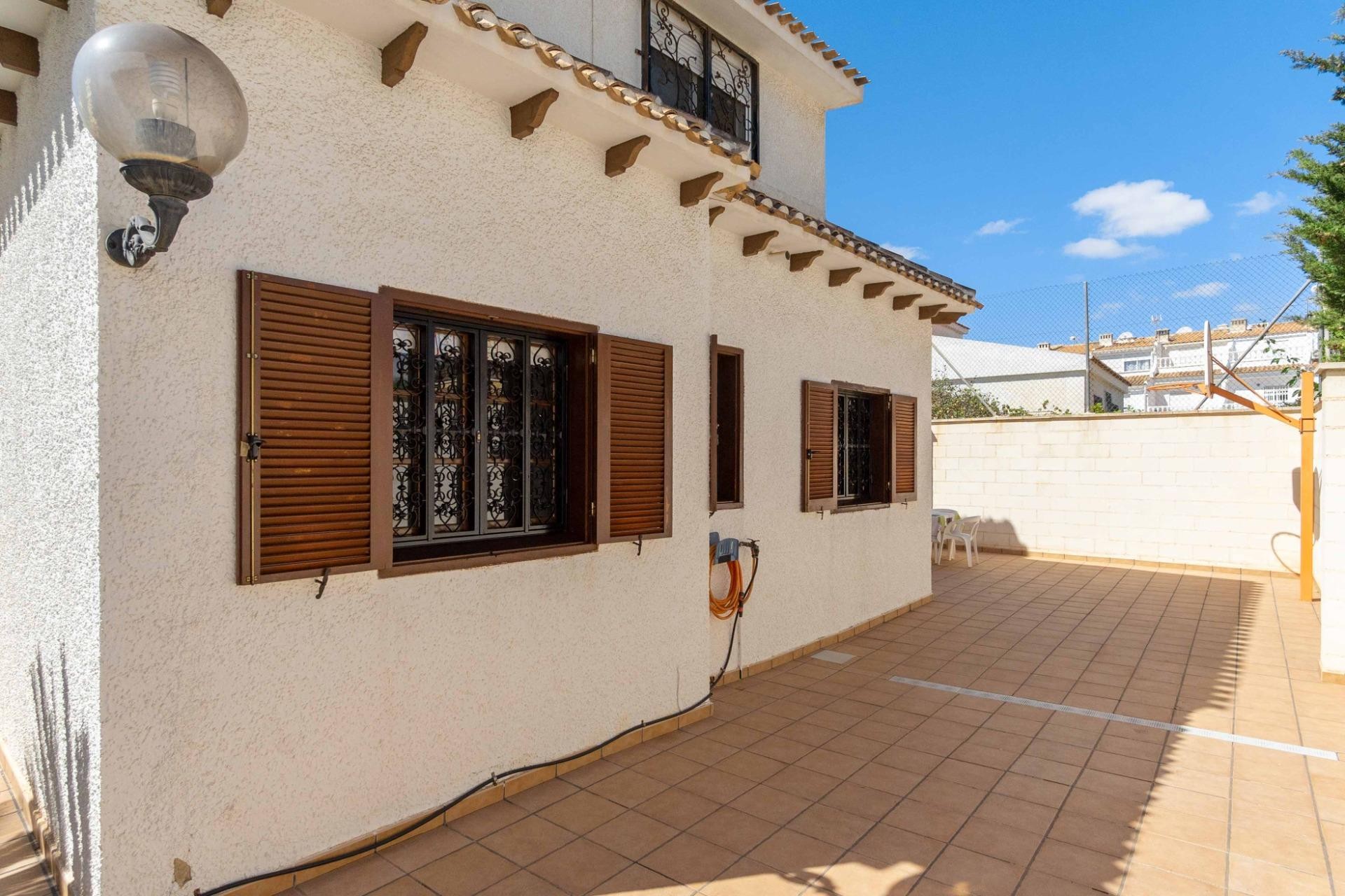 Resale - Chalet -
Orihuela Costa - La Zenia