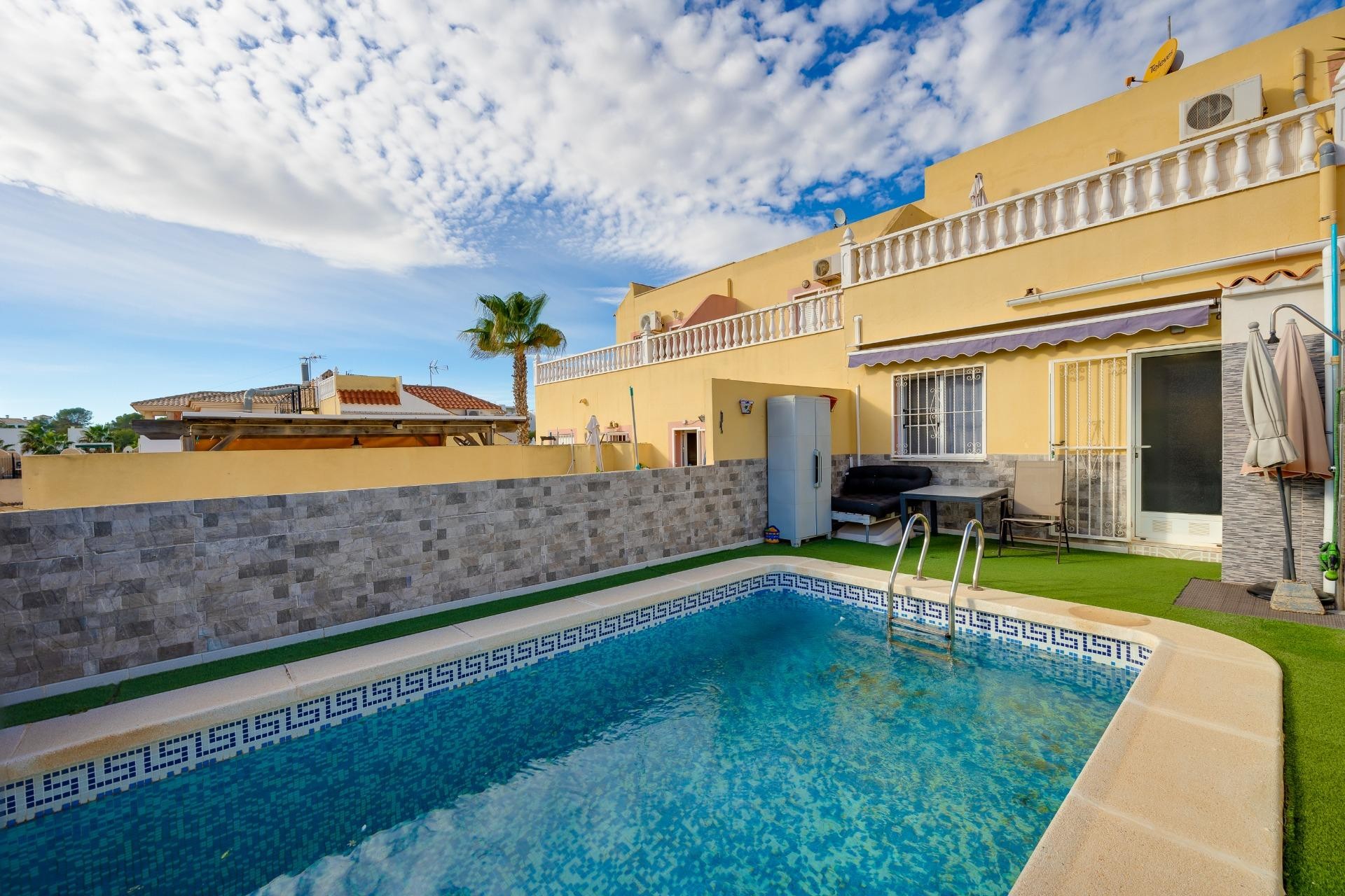 Resale - Chalet -
Orihuela Costa - Las Filipinas