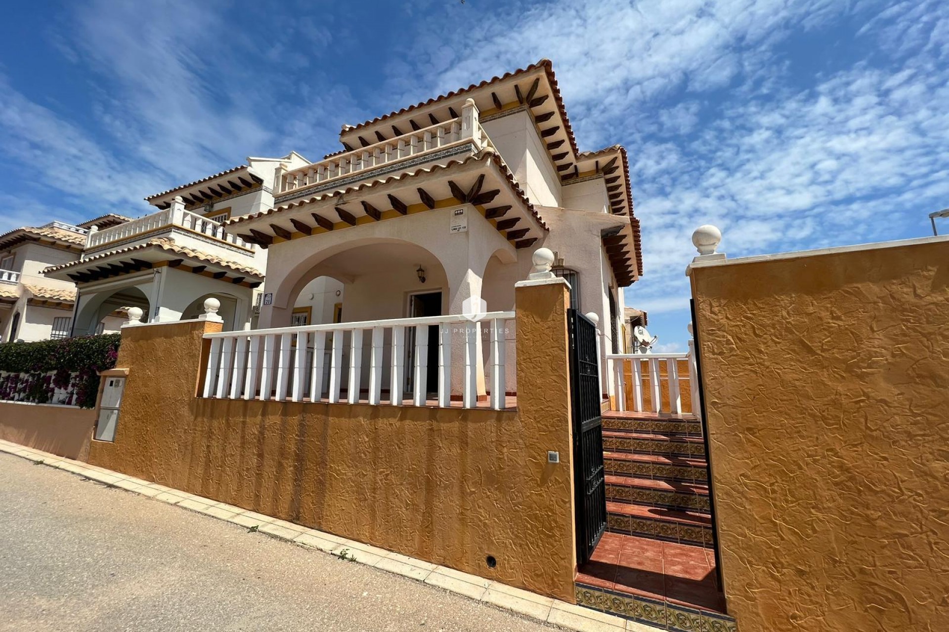 Resale - Chalet -
Orihuela Costa - Montezenia