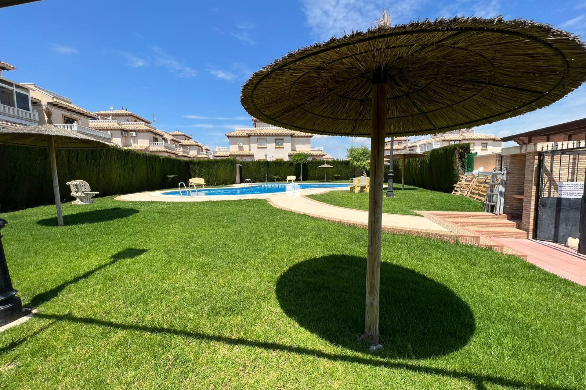 Resale - Chalet -
Orihuela Costa - Montezenia