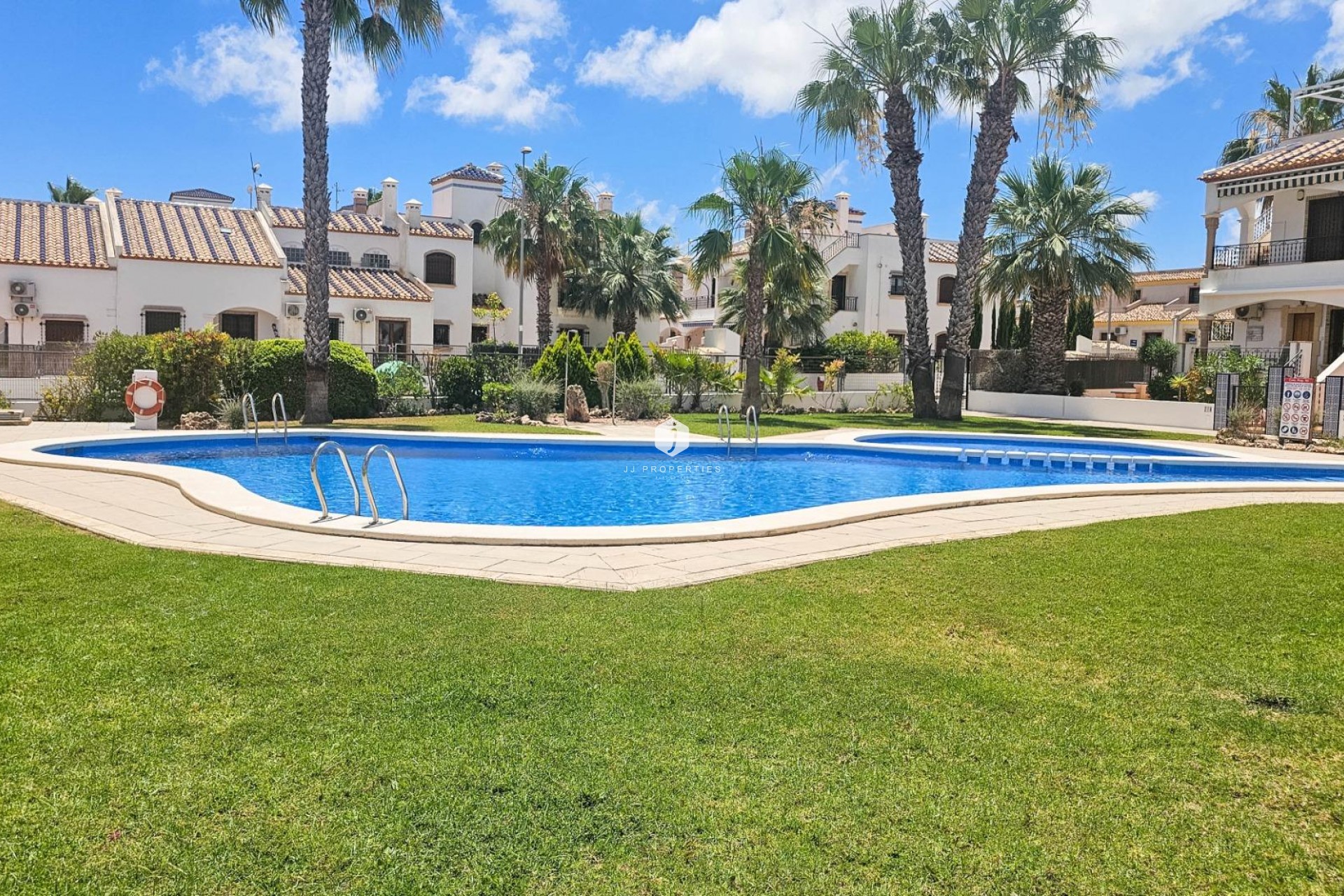 Resale - Chalet -
Orihuela Costa - PAU 8