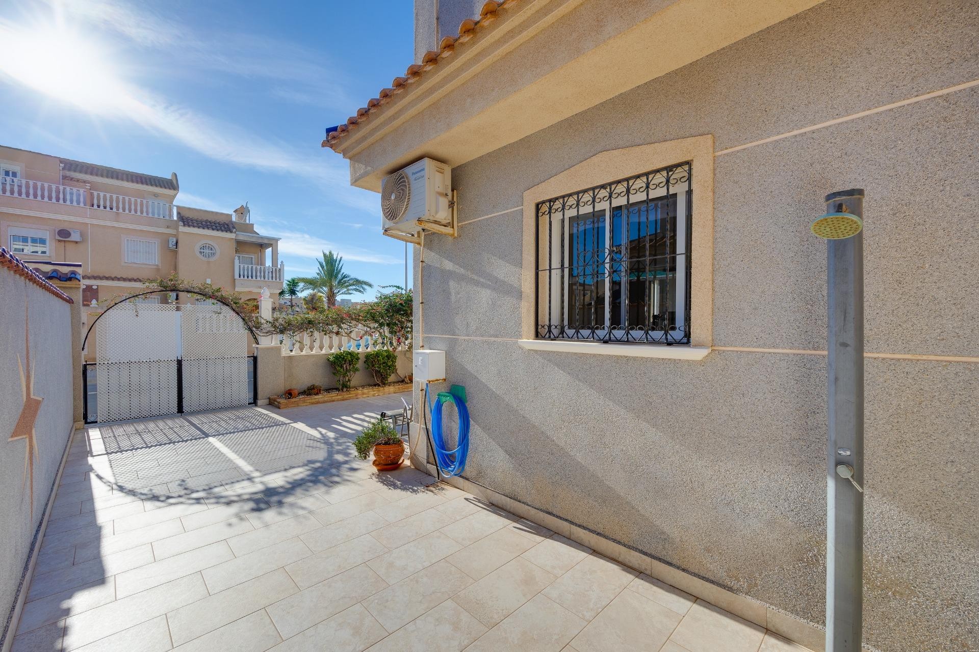 Resale - Chalet -
Orihuela Costa - Playa Flamenca