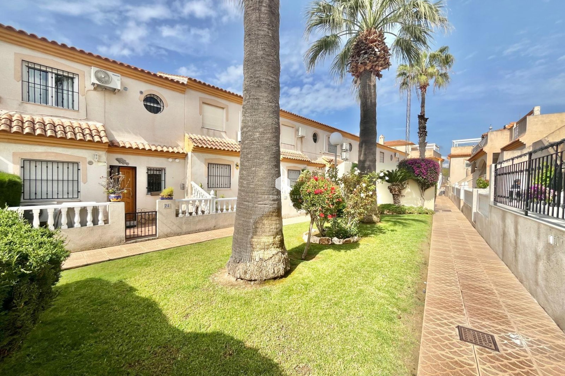 Resale - Chalet -
Orihuela Costa - Playa Flamenca