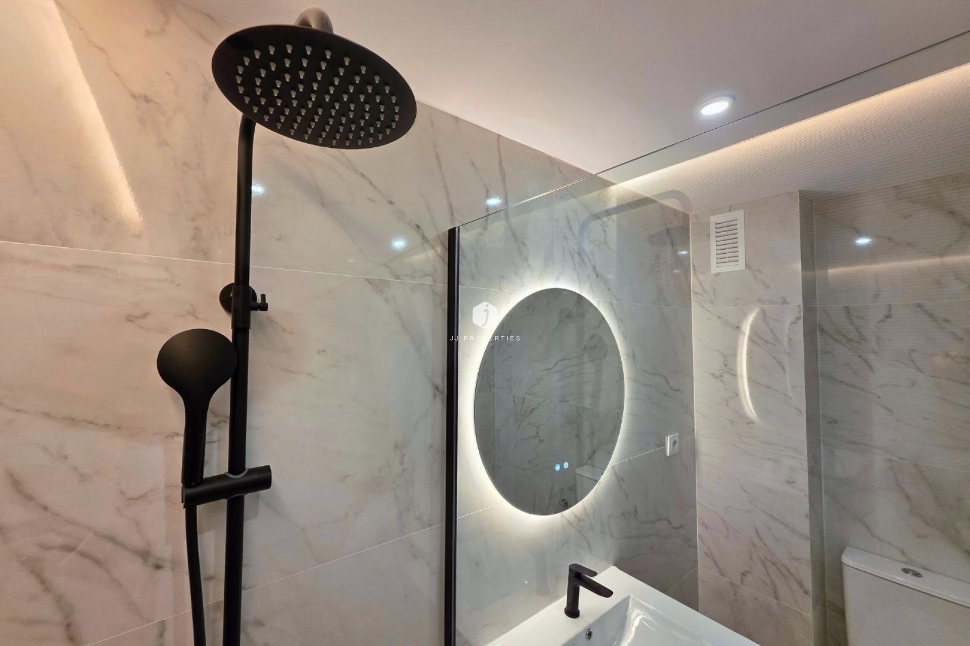 Resale - Chalet -
Torrevieja - aguas nuevas