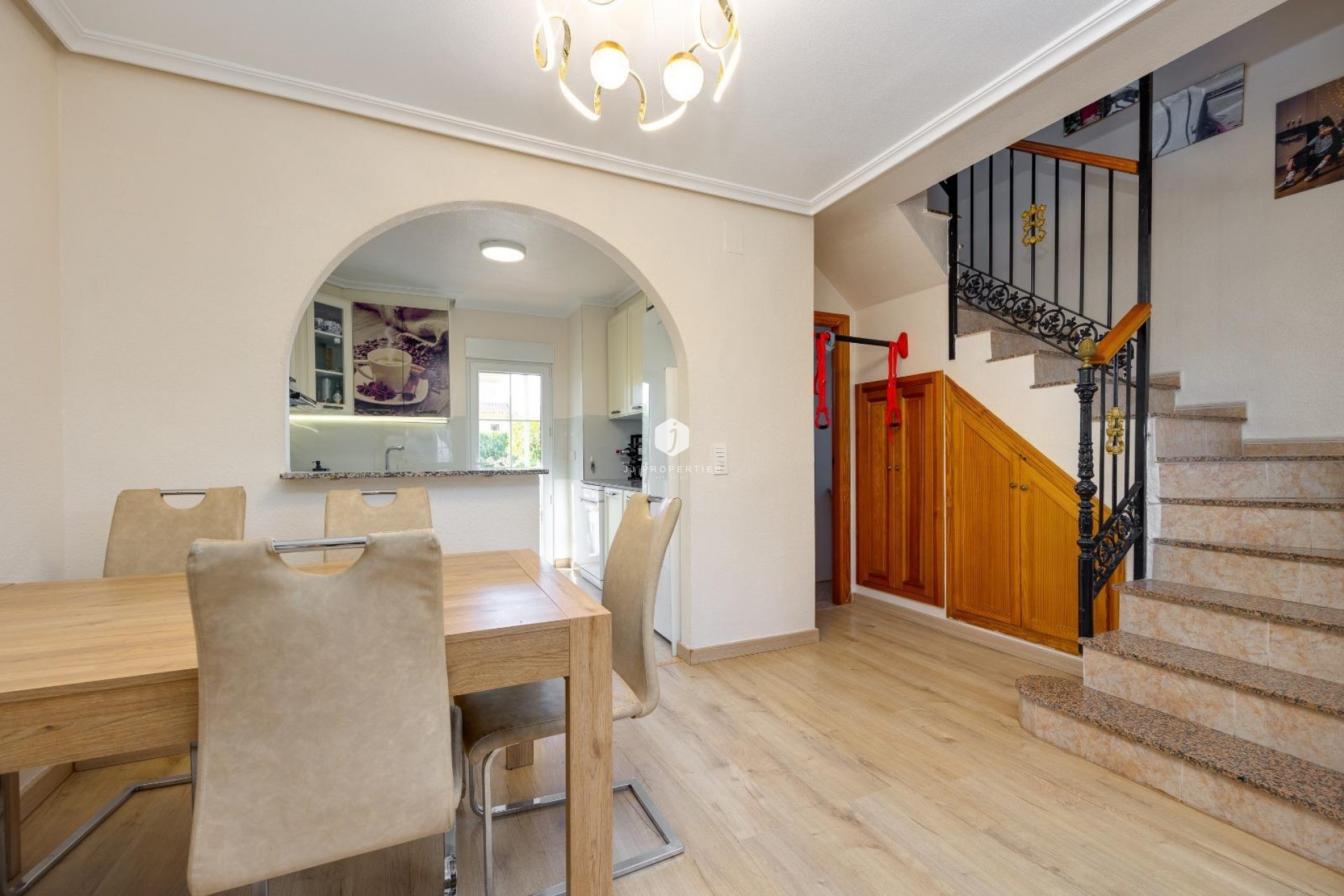 Resale - Chalet -
Torrevieja - aguas nuevas