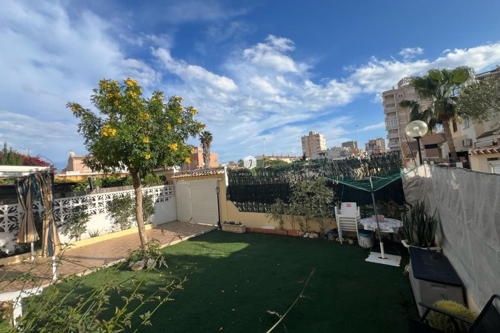 Resale - Chalet -
Torrevieja - Calas blanca