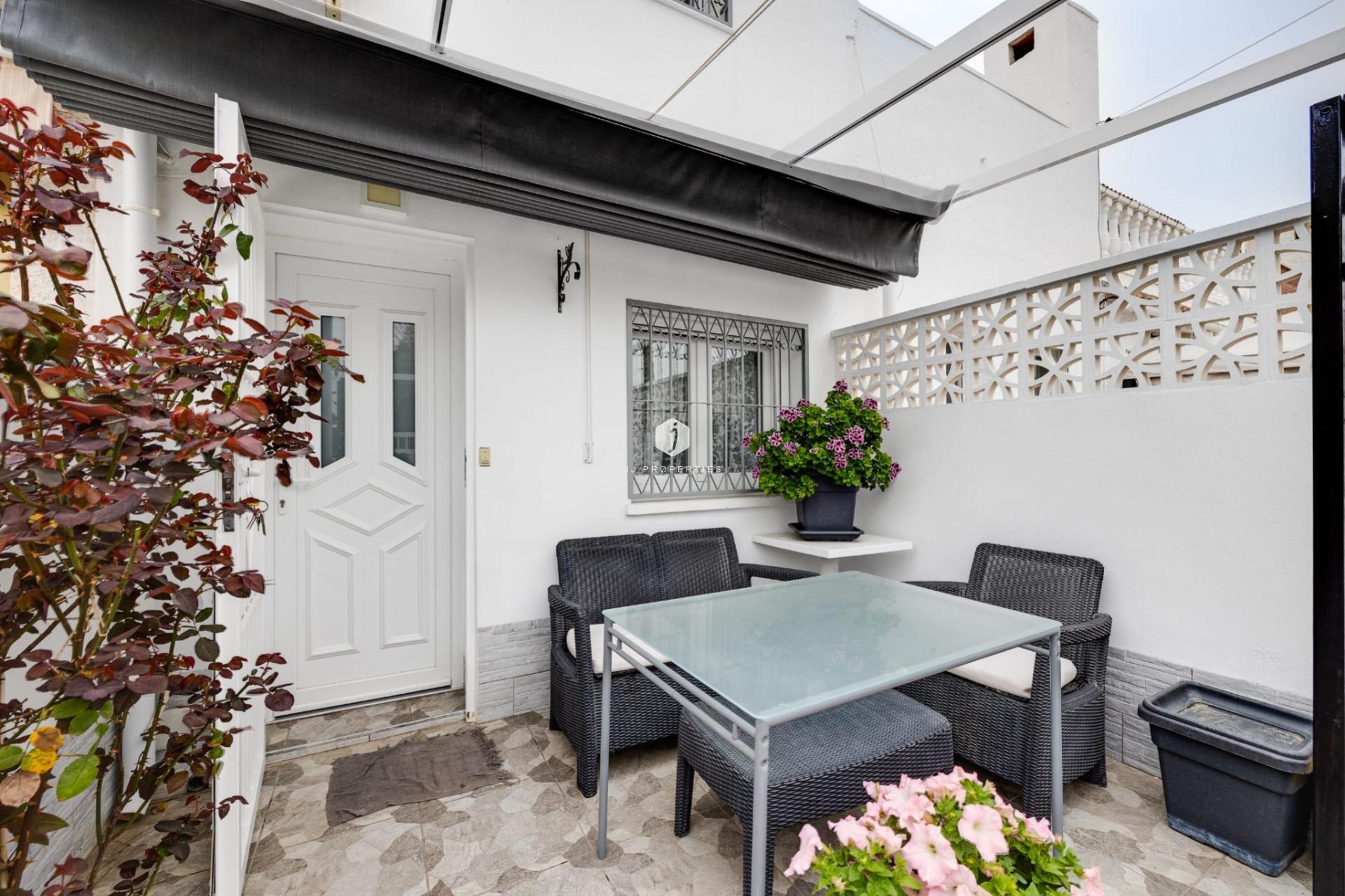 Resale - Chalet -
Torrevieja - Calas blanca