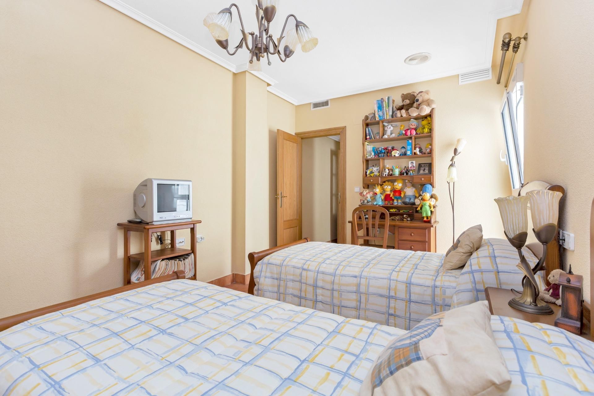 Resale - Chalet -
Torrevieja - Centro