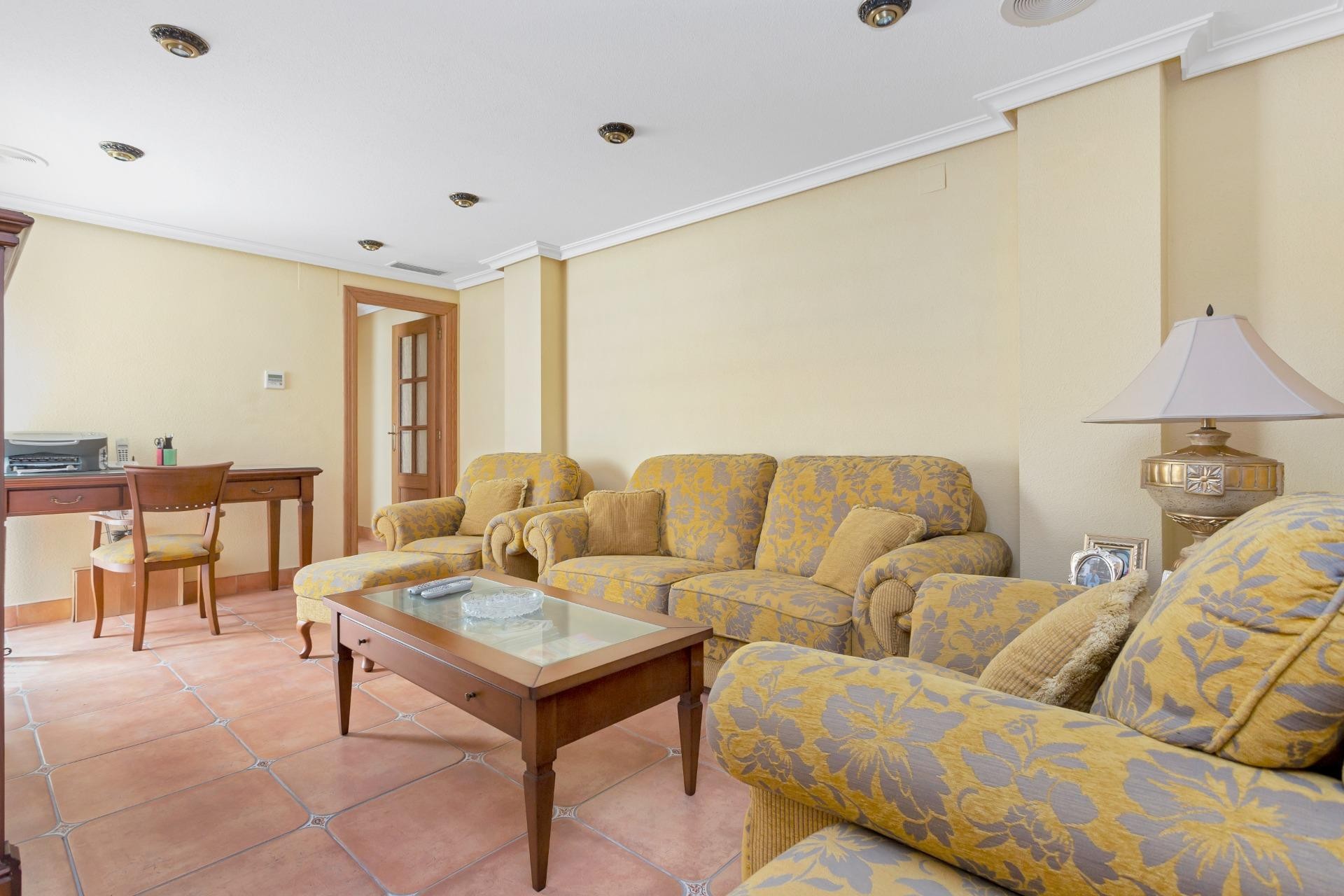 Resale - Chalet -
Torrevieja - Centro