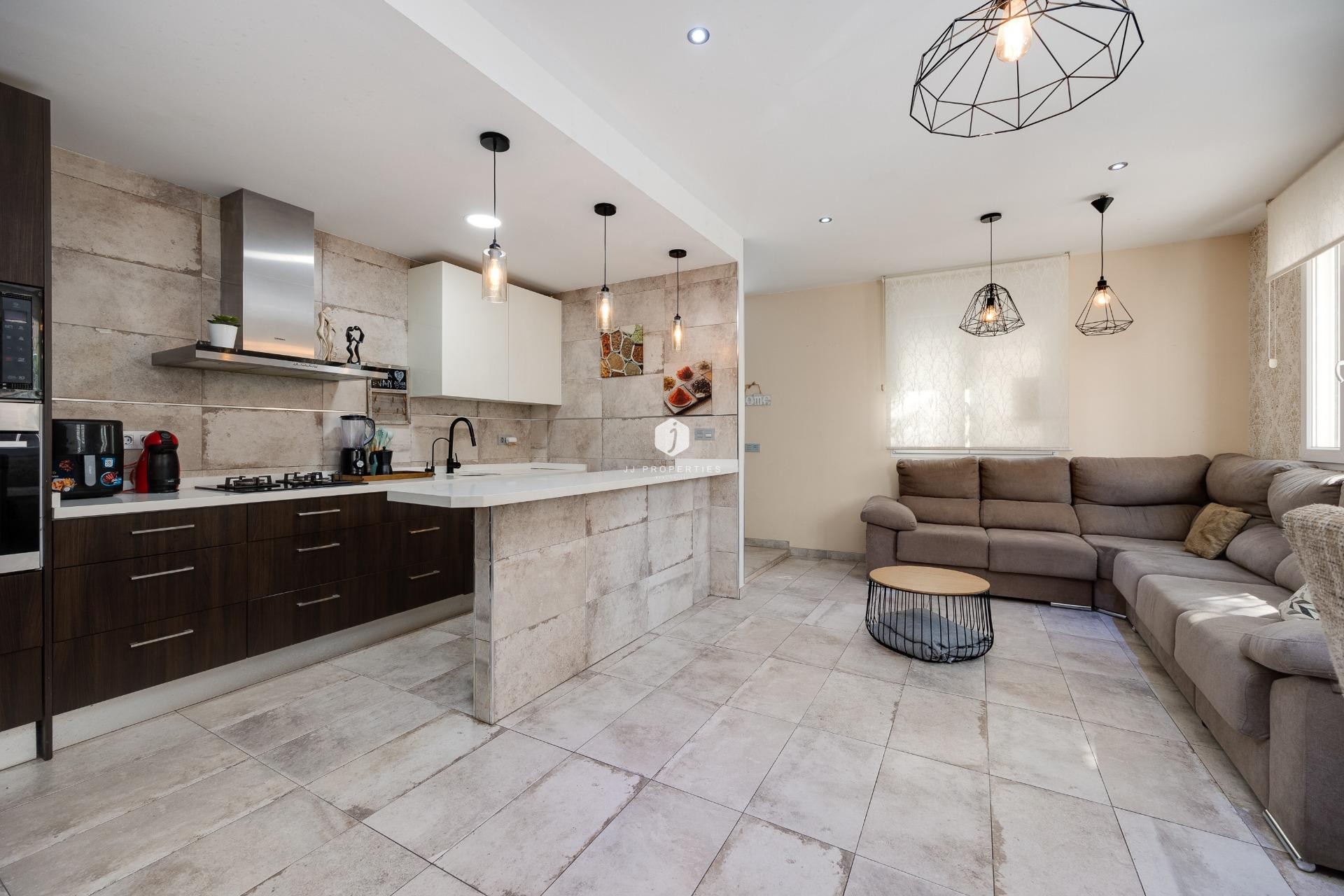 Resale - Chalet -
Torrevieja - Centro