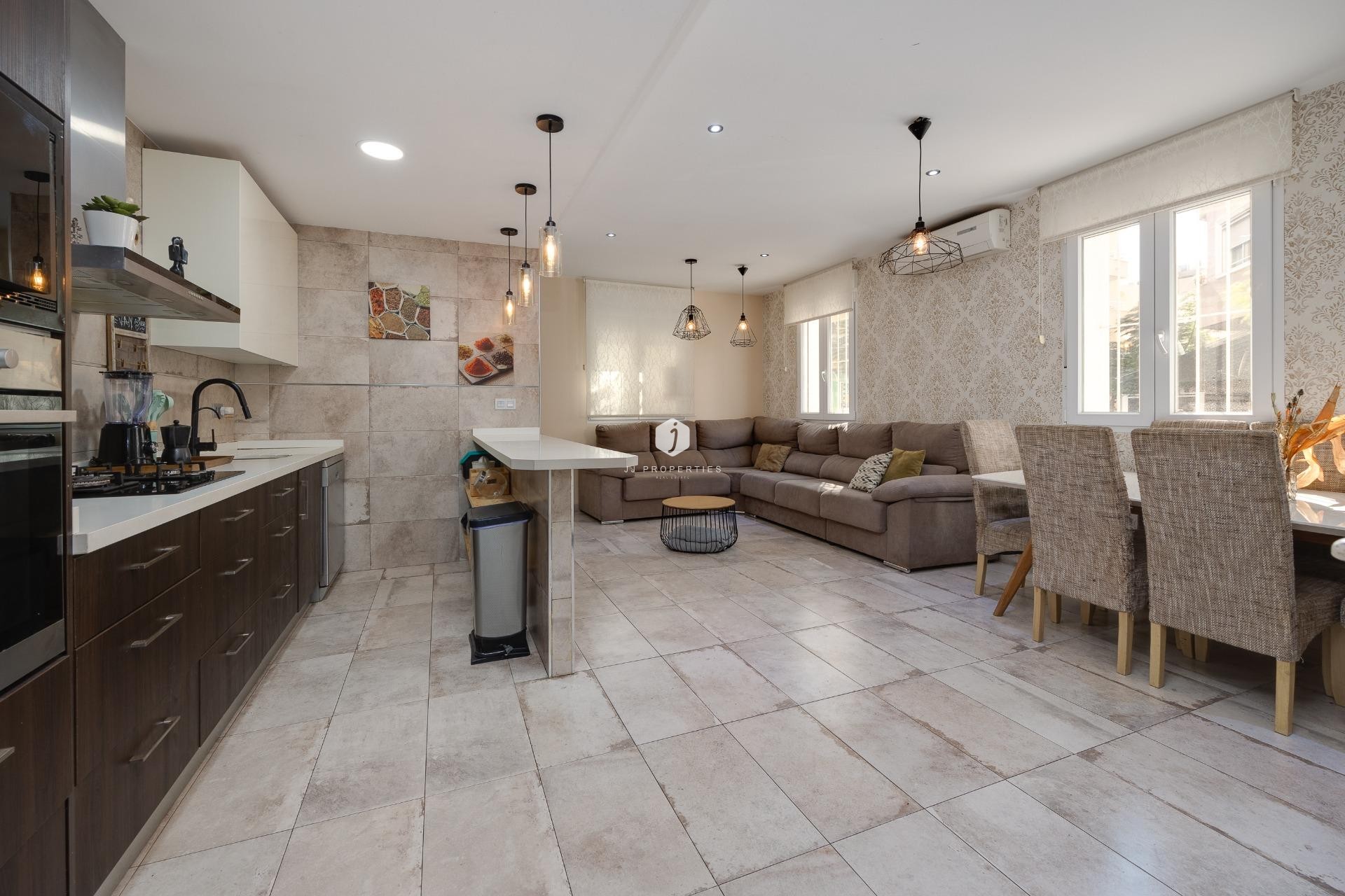 Resale - Chalet -
Torrevieja - Centro