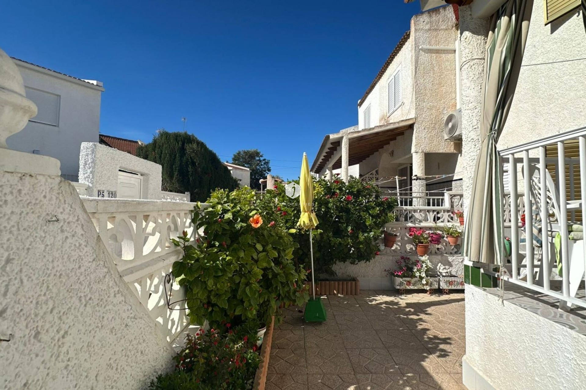 Resale - Chalet -
Torrevieja - Centro