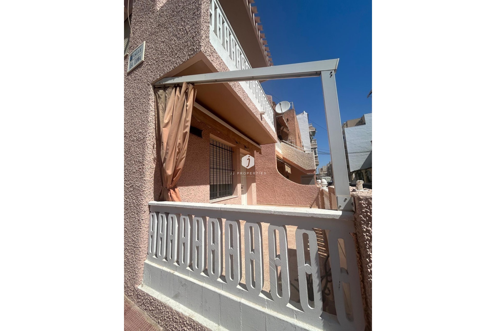 Resale - Chalet -
Torrevieja - Centro