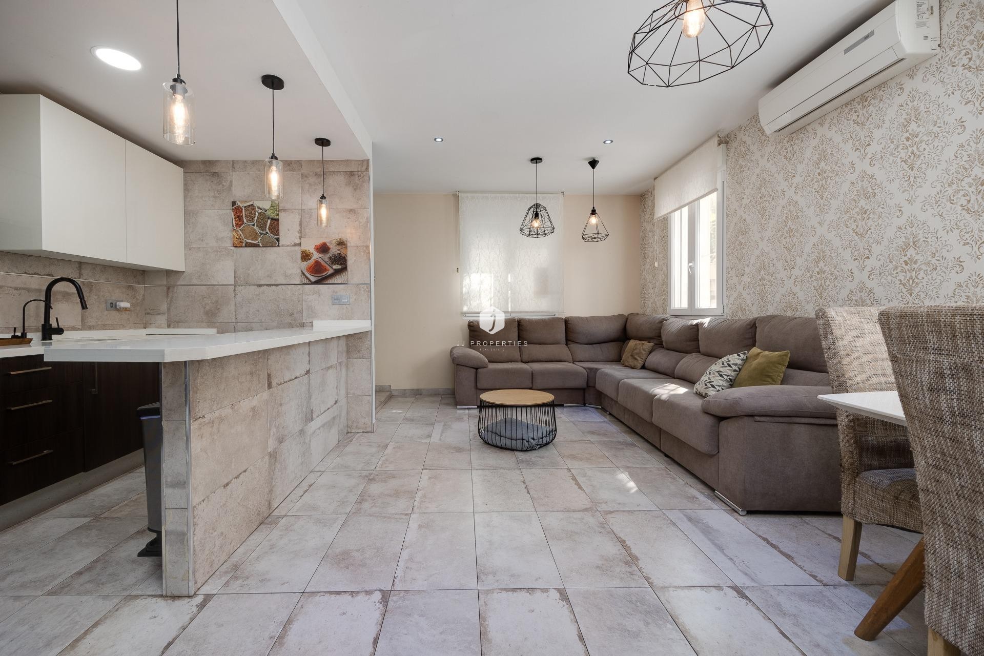 Resale - Chalet -
Torrevieja - Centro