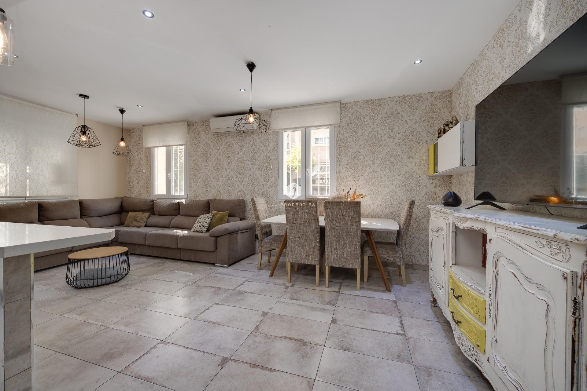 Resale - Chalet -
Torrevieja - Centro
