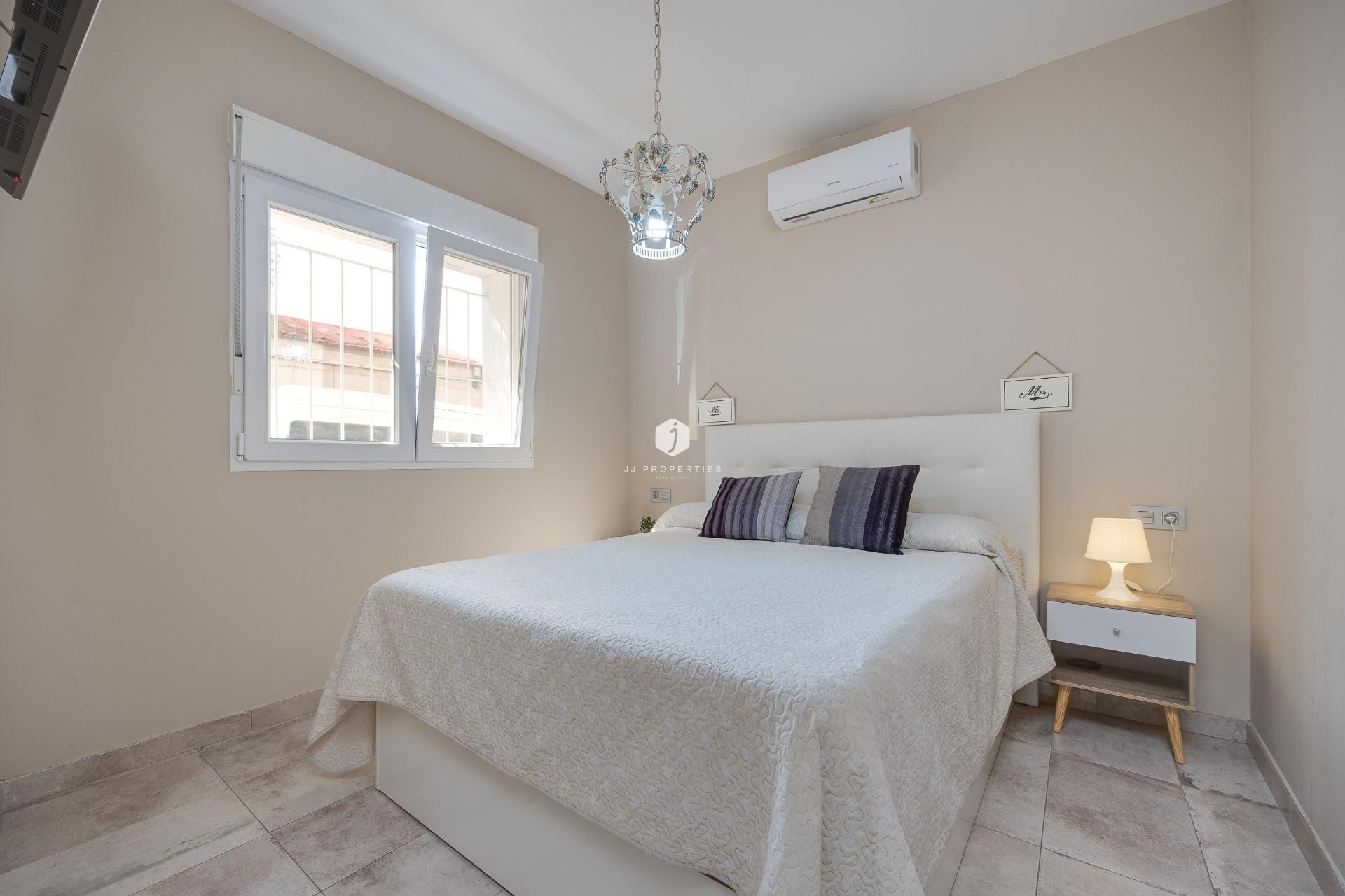 Resale - Chalet -
Torrevieja - Centro