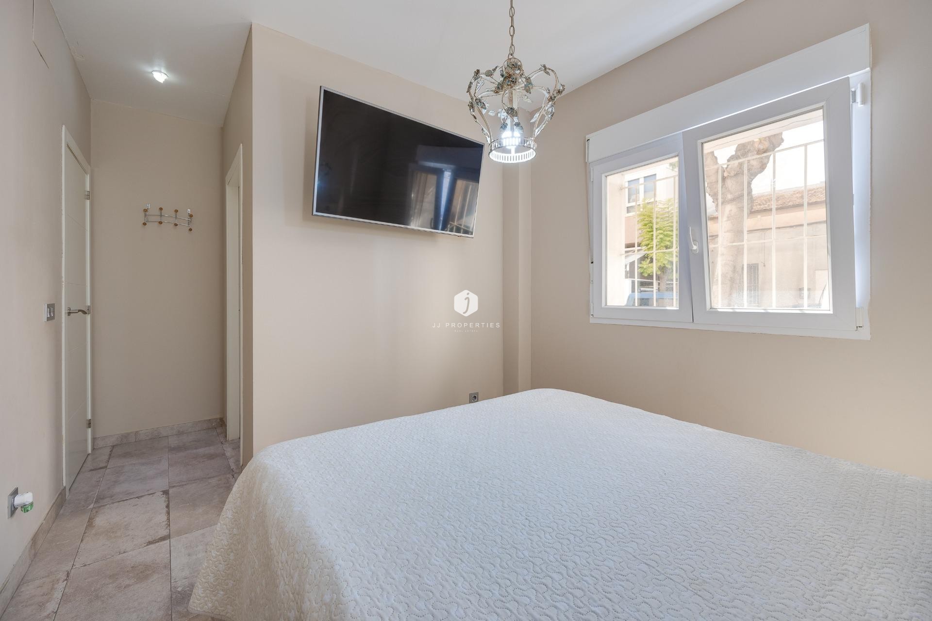Resale - Chalet -
Torrevieja - Centro