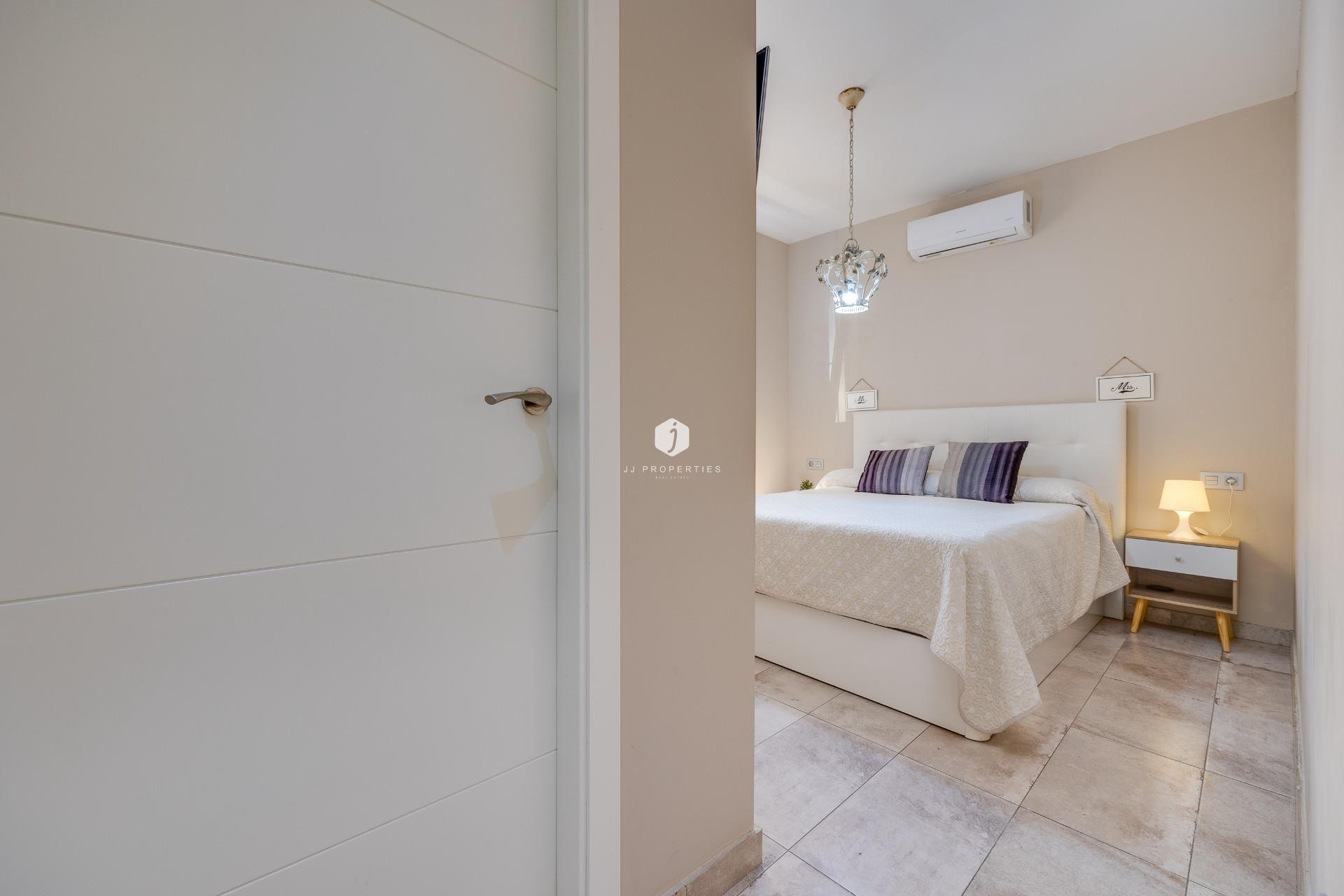 Resale - Chalet -
Torrevieja - Centro