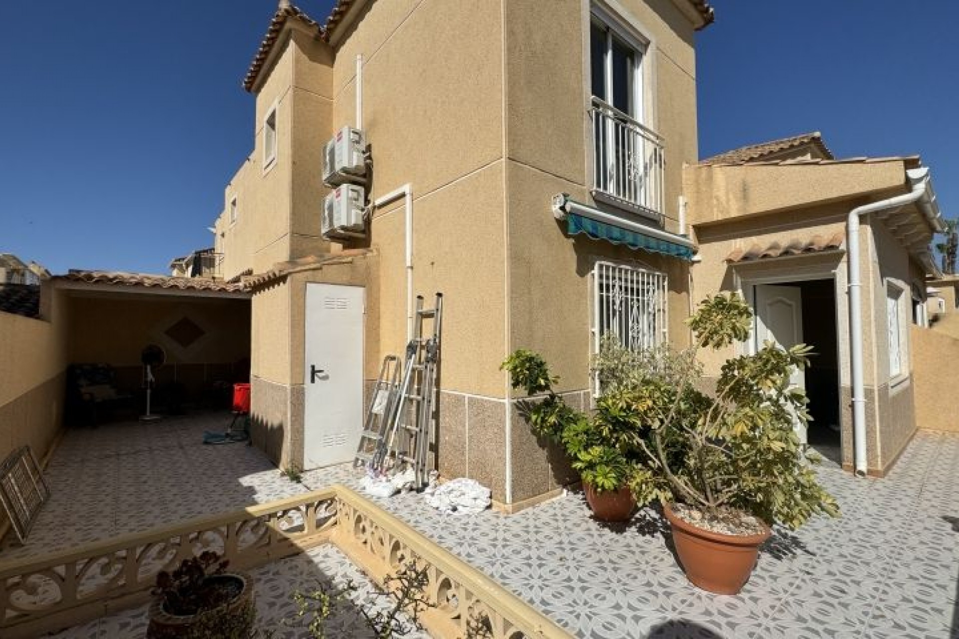 Resale - Chalet -
Torrevieja - Costa Blanca