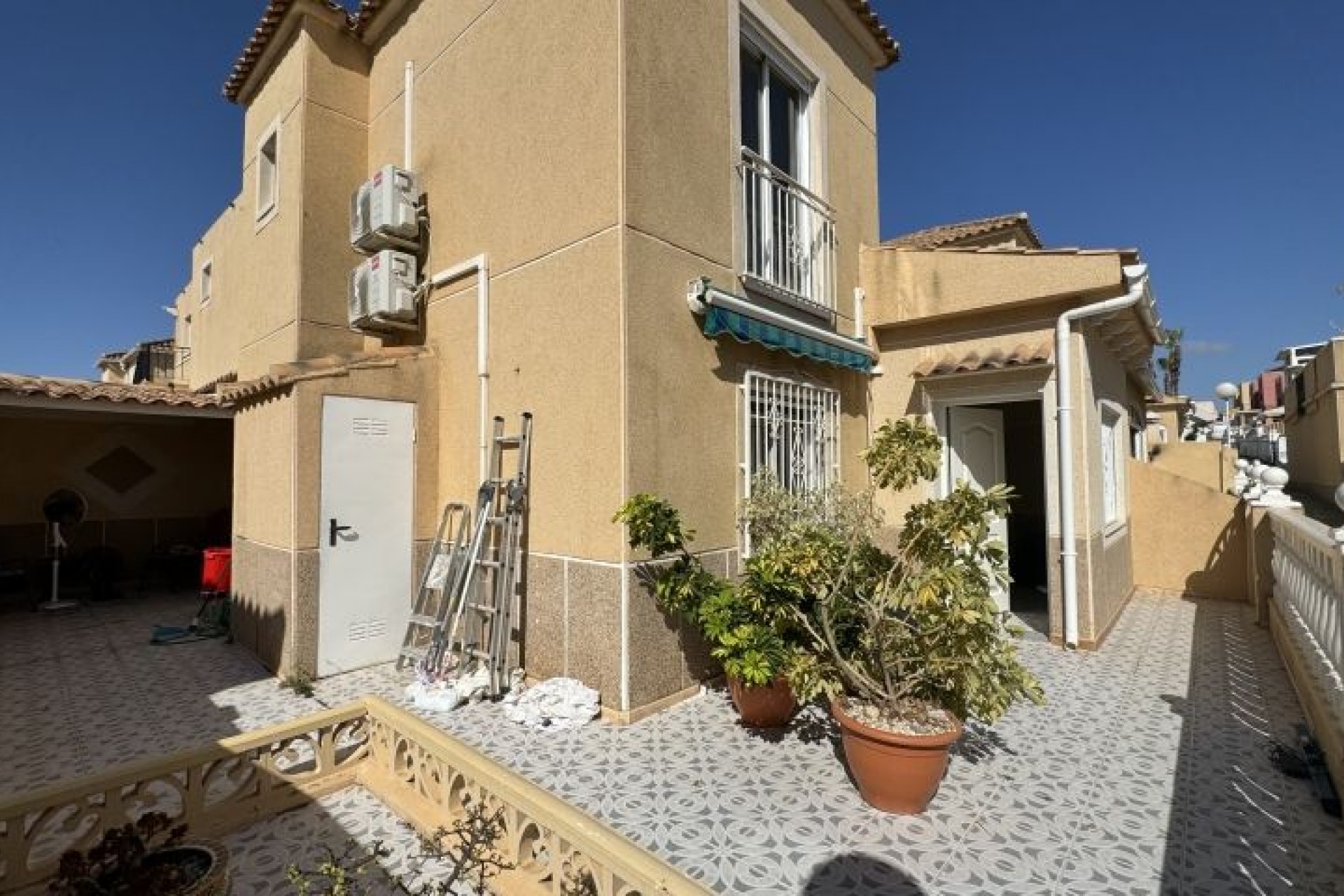 Resale - Chalet -
Torrevieja - Costa Blanca