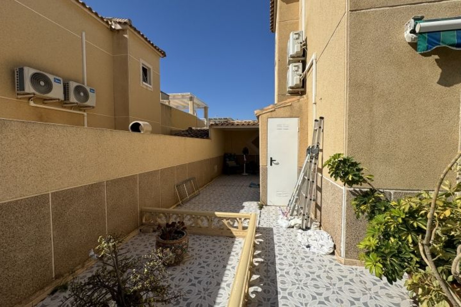 Resale - Chalet -
Torrevieja - Costa Blanca